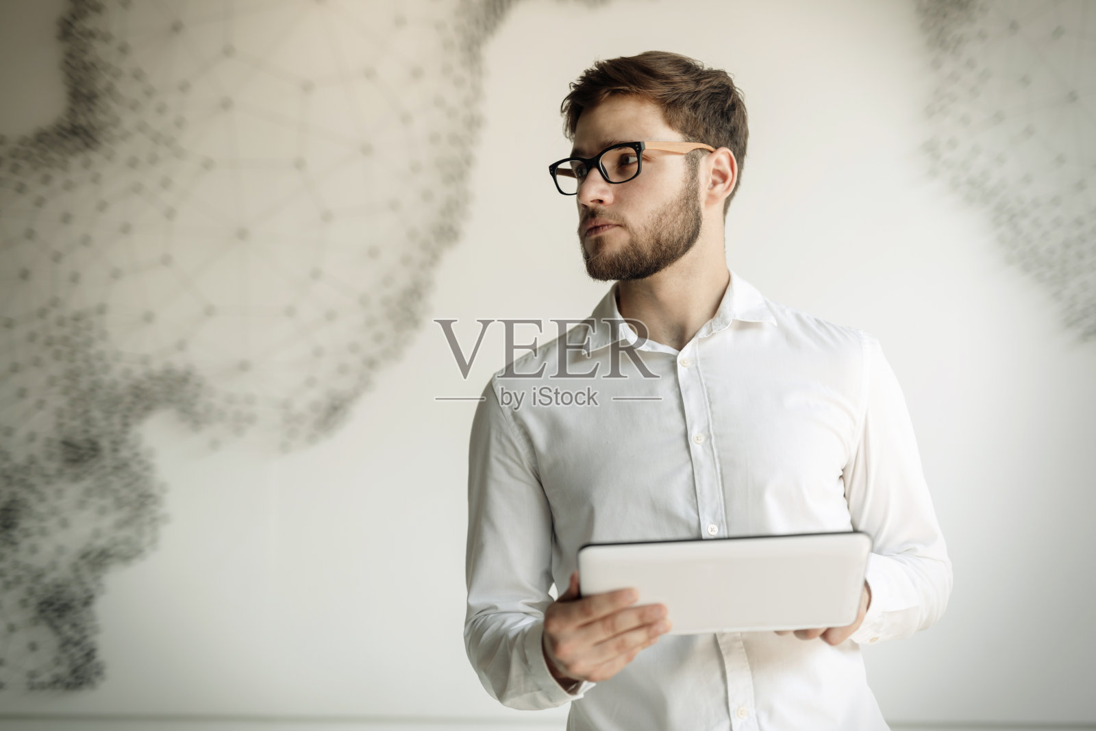 帅气的商人穿着衬衫戴着眼镜用平板电脑照片摄影图片