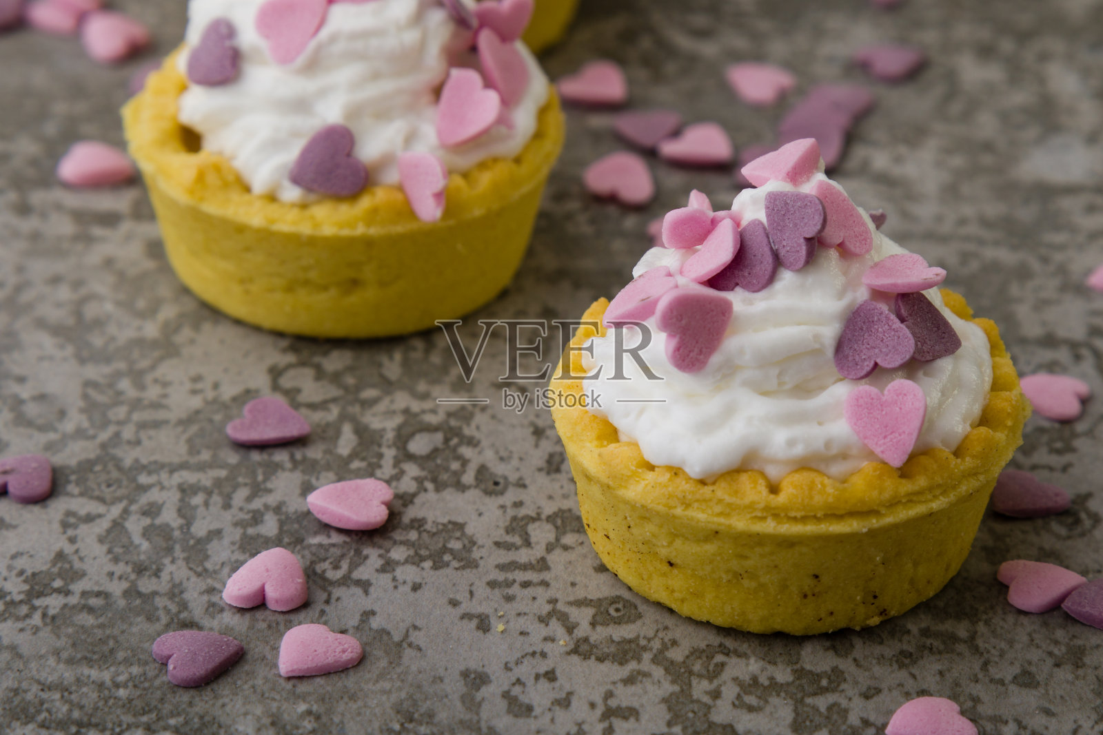 迷你挞，粉红色的心照片摄影图片