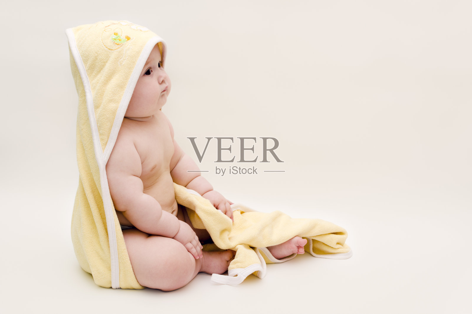 裹着毛巾的婴儿照片摄影图片