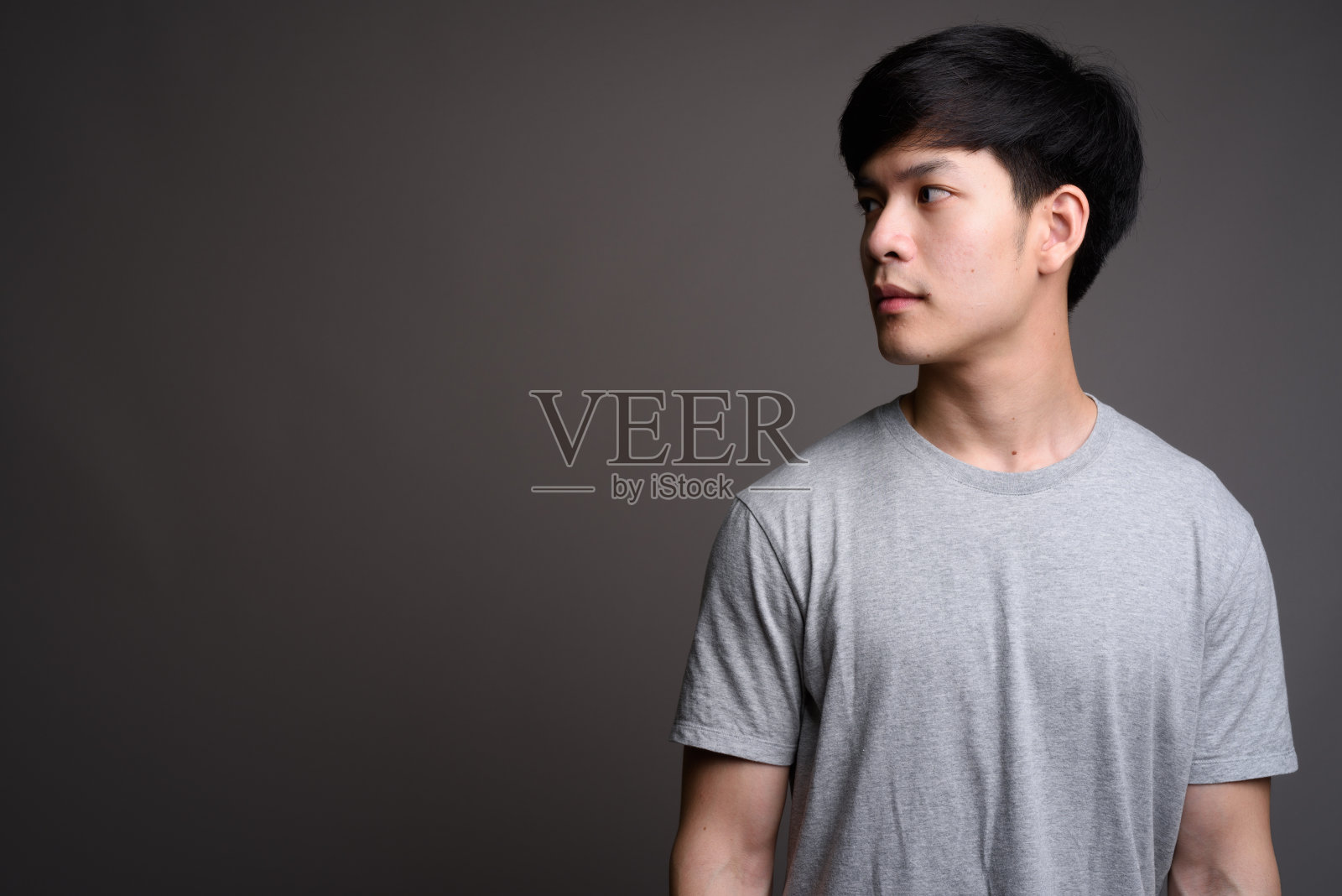 年轻英俊的亚洲男人的肖像照片摄影图片