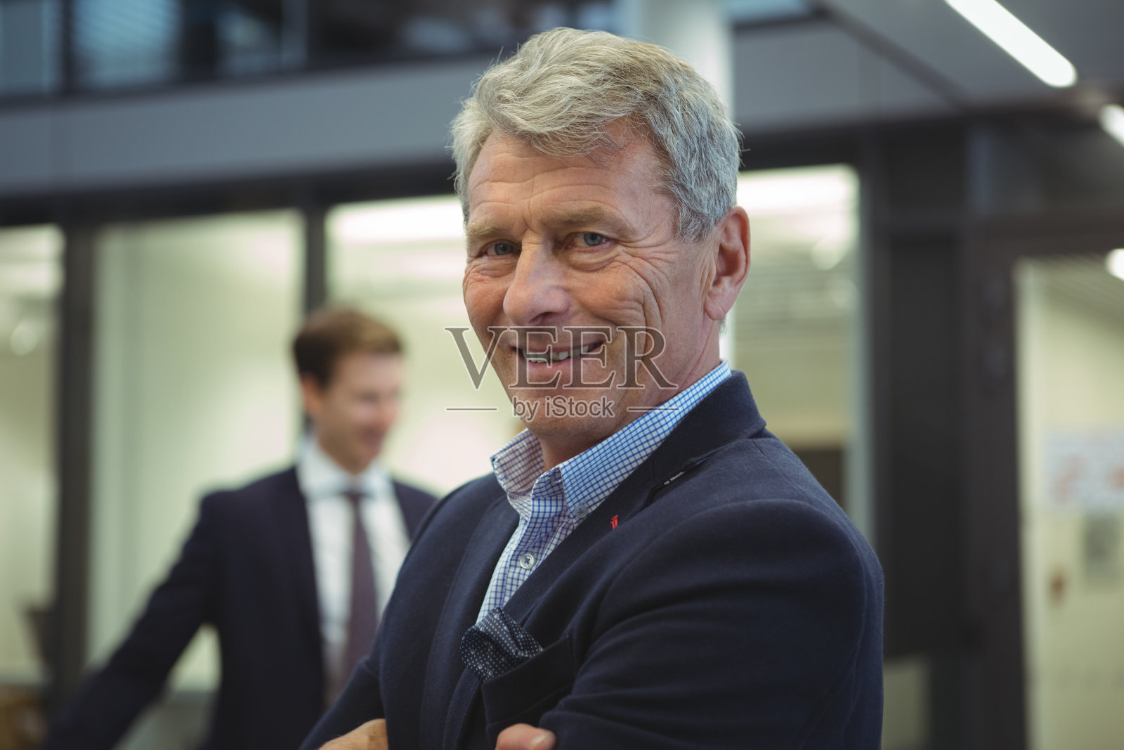 快乐的商人站在办公室里照片摄影图片