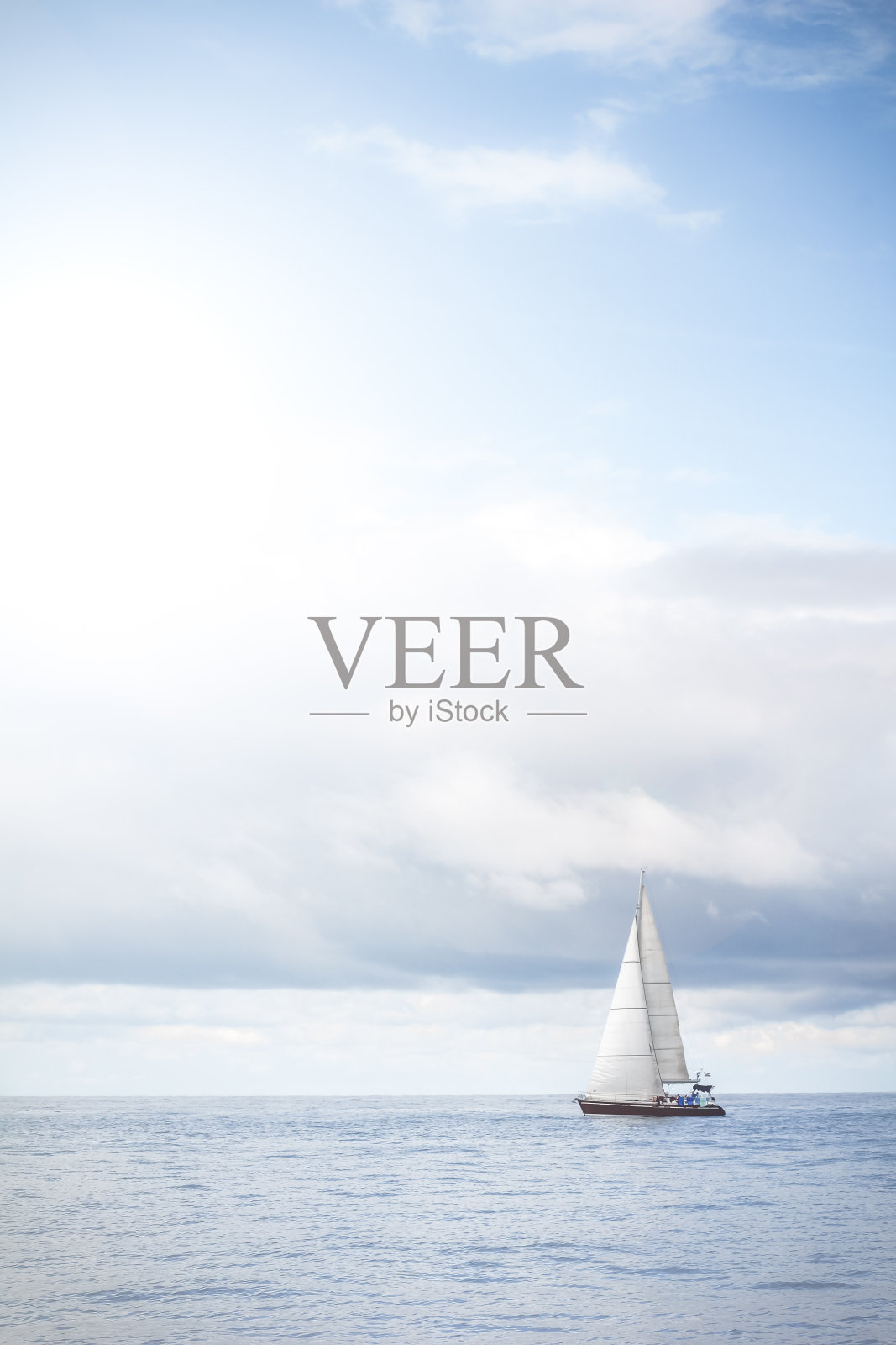 在蓝色的大海里航行。照片摄影图片