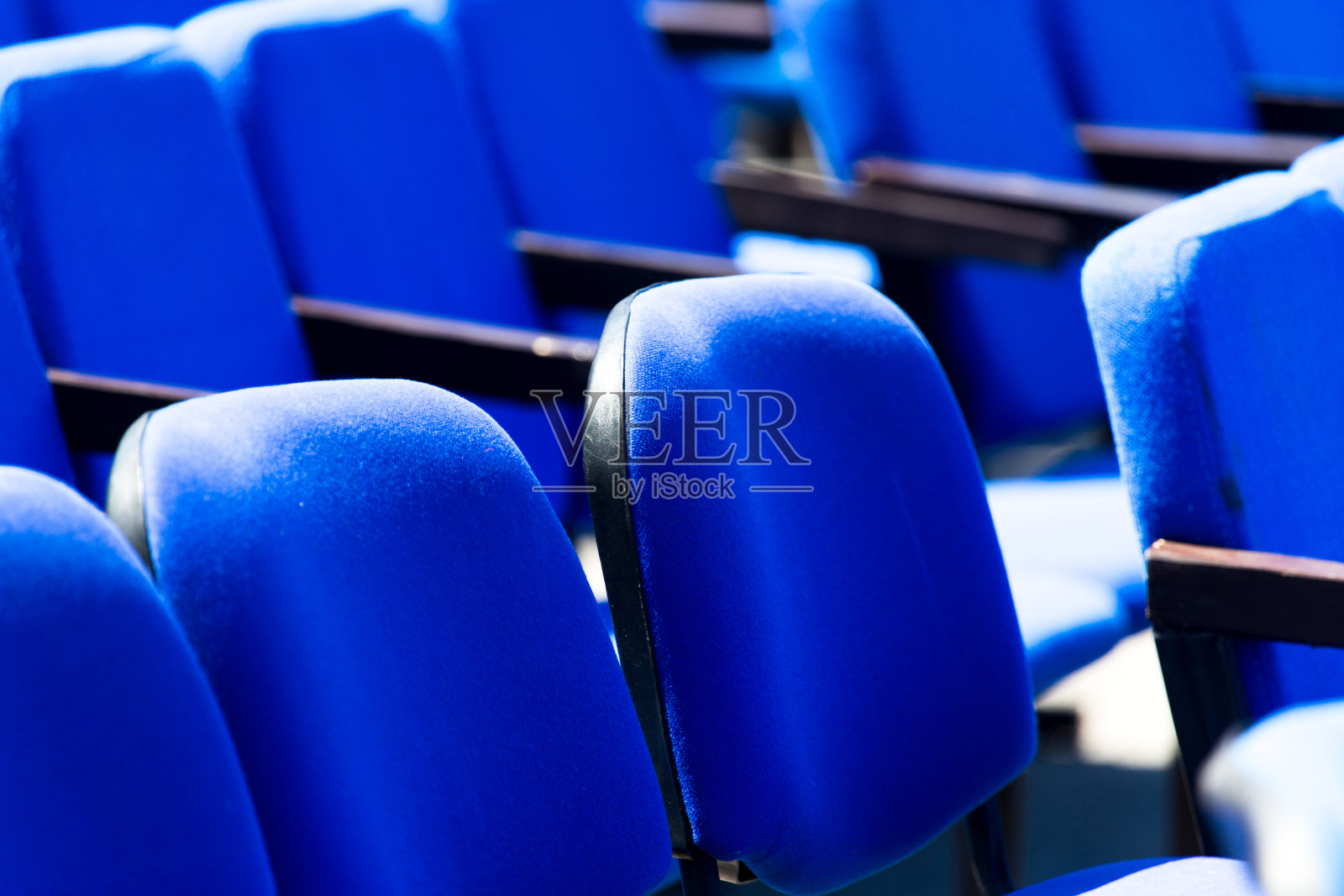 大厅里有一套蓝色的椅子照片摄影图片