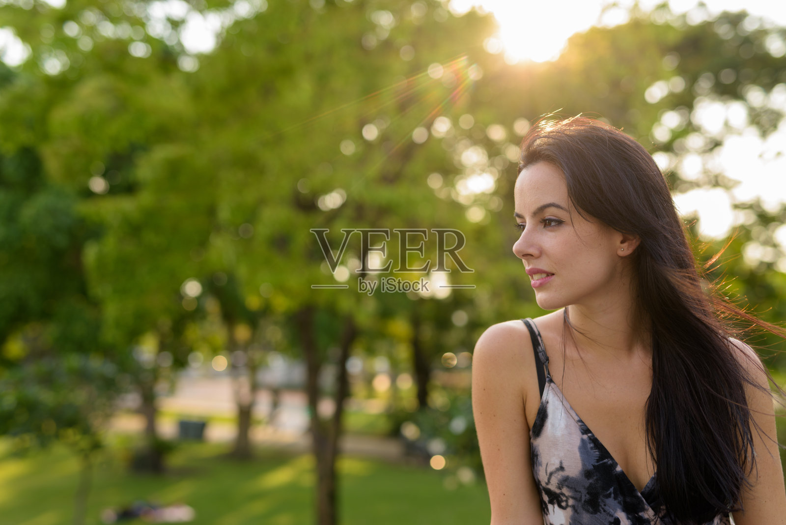 年轻美丽的西班牙女人的肖像在曼谷的公共公园美妙的景色照片摄影图片