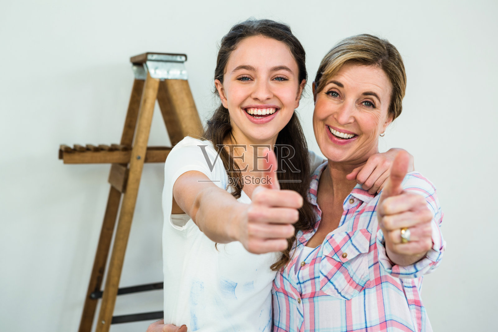 母女微笑着，竖起大拇指照片摄影图片