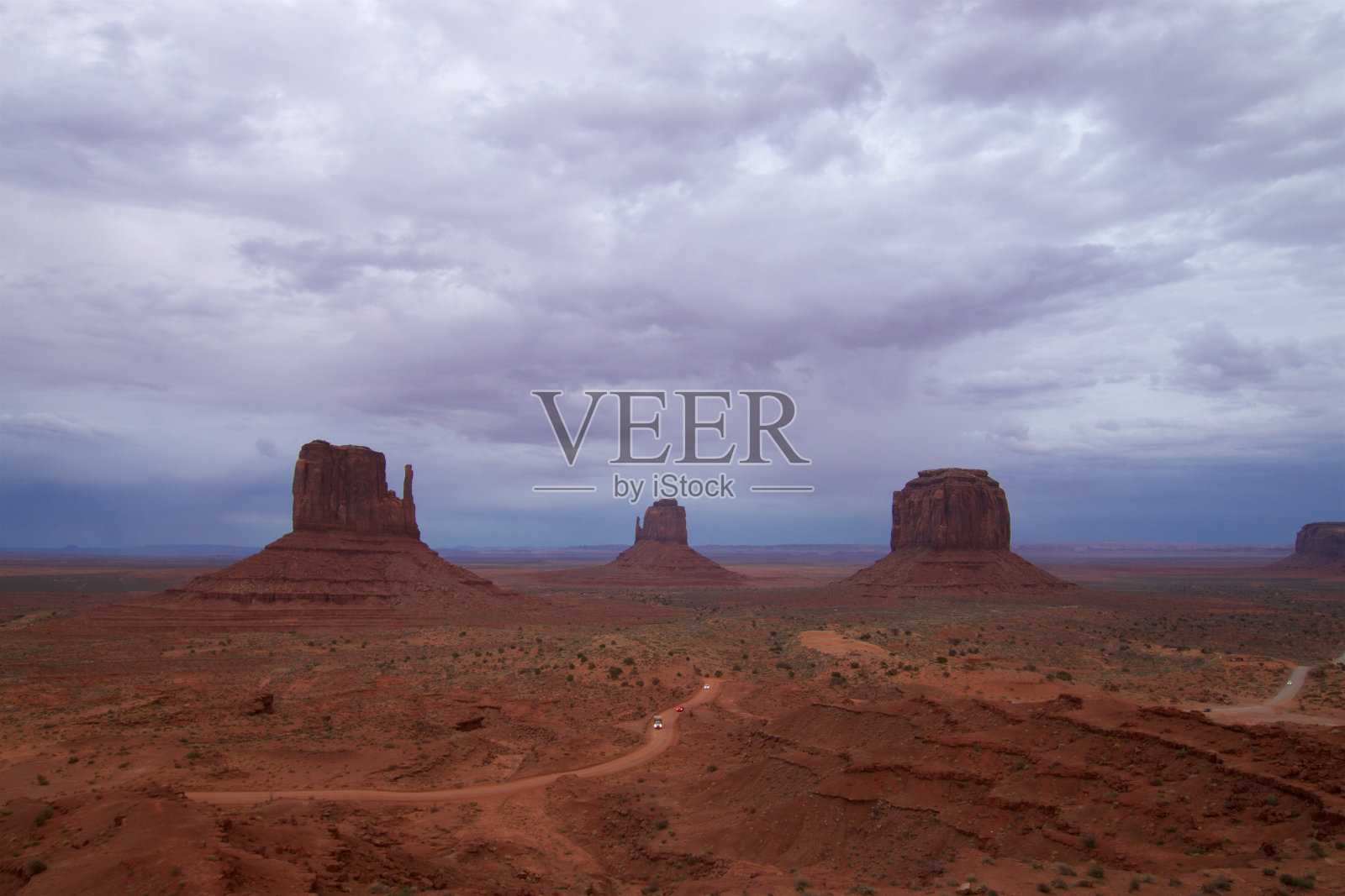 纪念碑谷上空乌云密布照片摄影图片