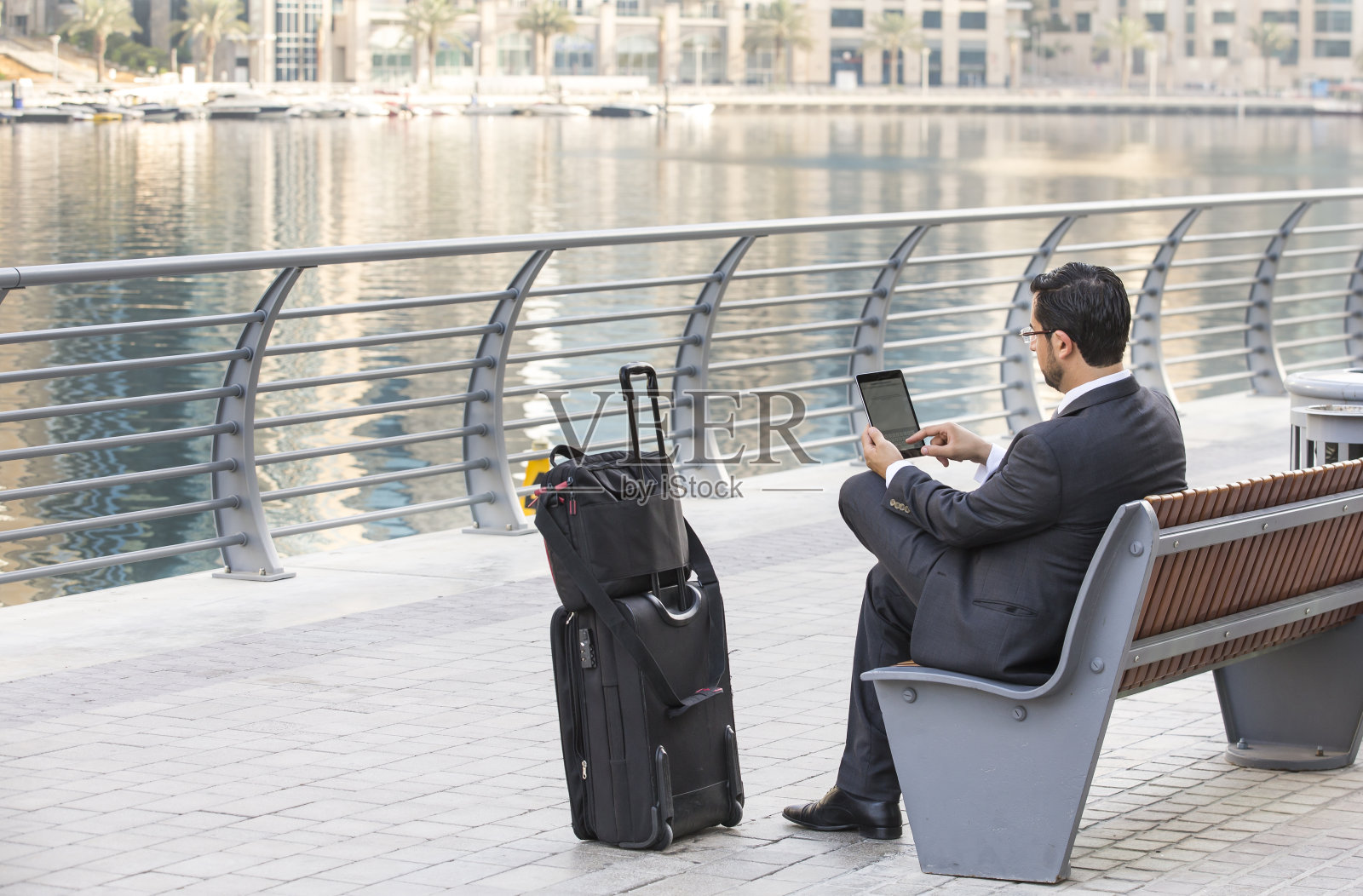 迪拜码头的商人照片摄影图片