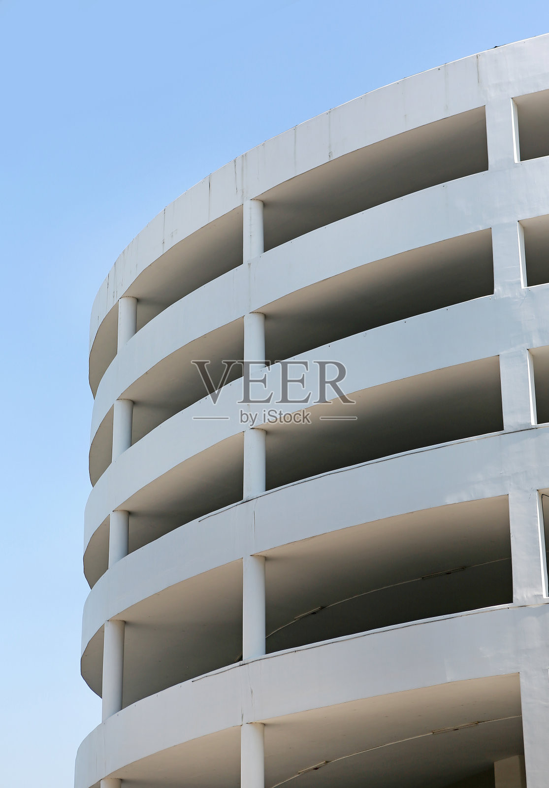 大楼外的停车场。照片摄影图片