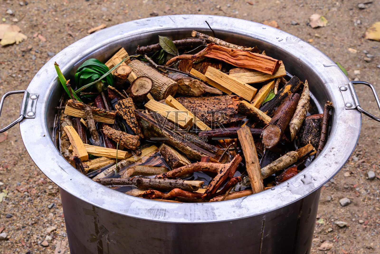 在锅里煮泰国香草，替代药物。照片摄影图片