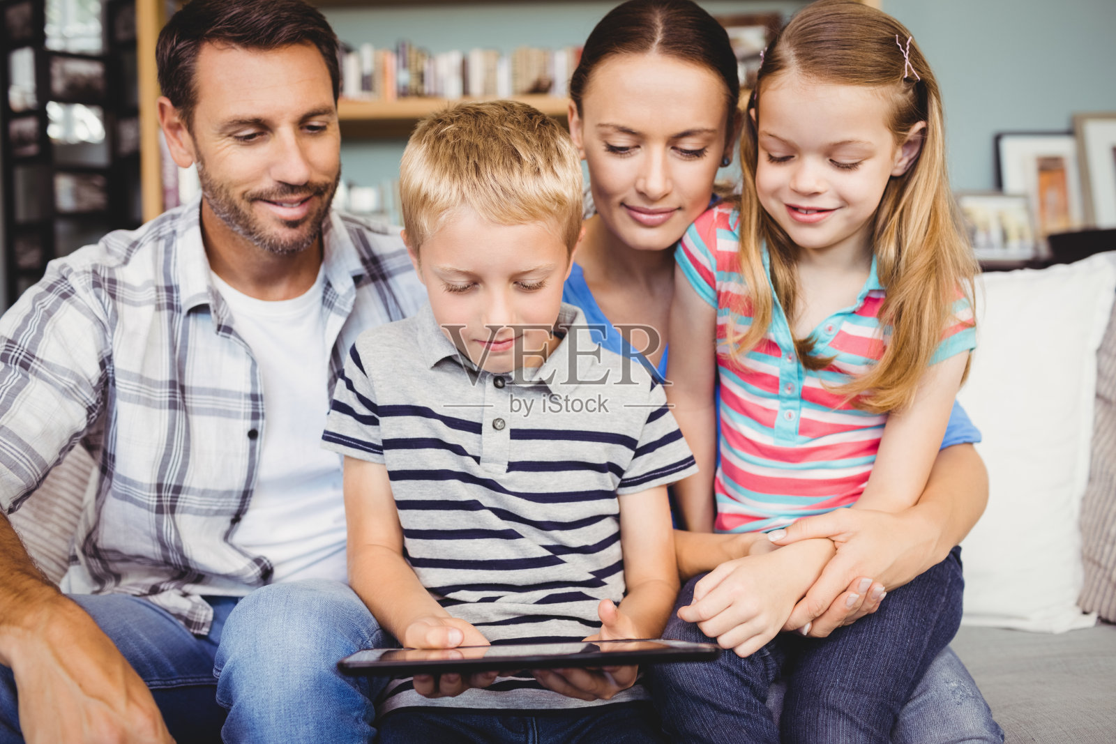 快乐的家庭使用科技照片摄影图片