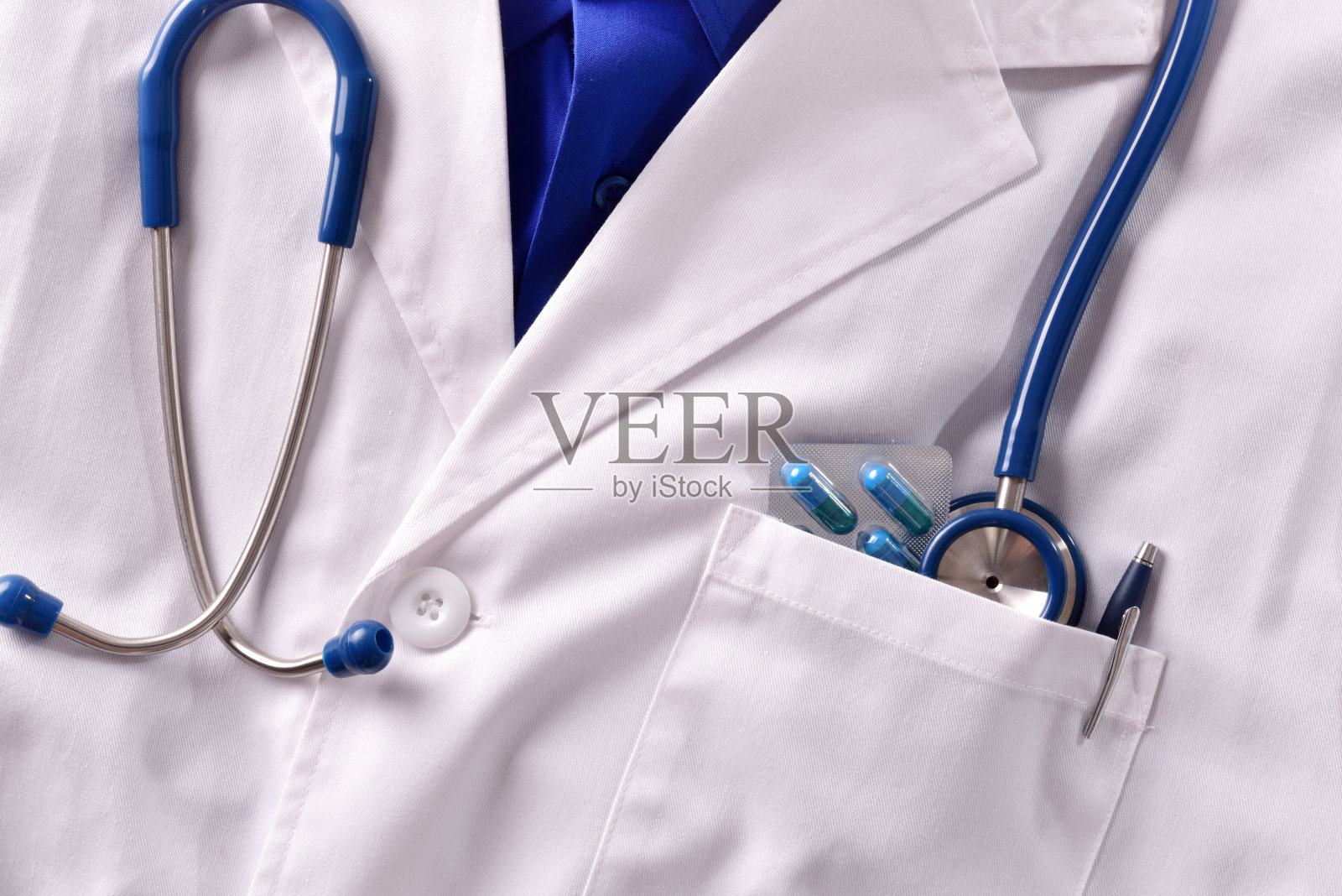 给医生装听诊器药丸，口袋里装笔照片摄影图片