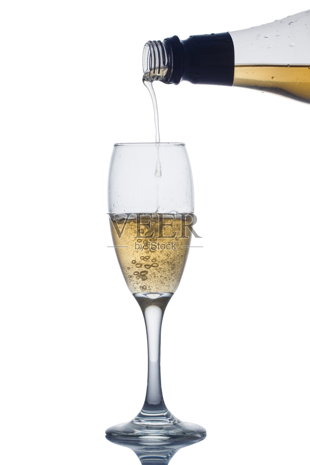 香槟倒入玻璃杯中照片摄影图片