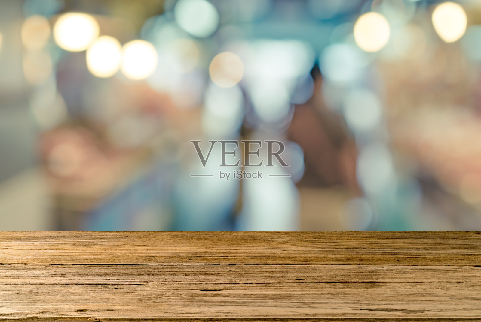 市场背景上的空木桌照片摄影图片