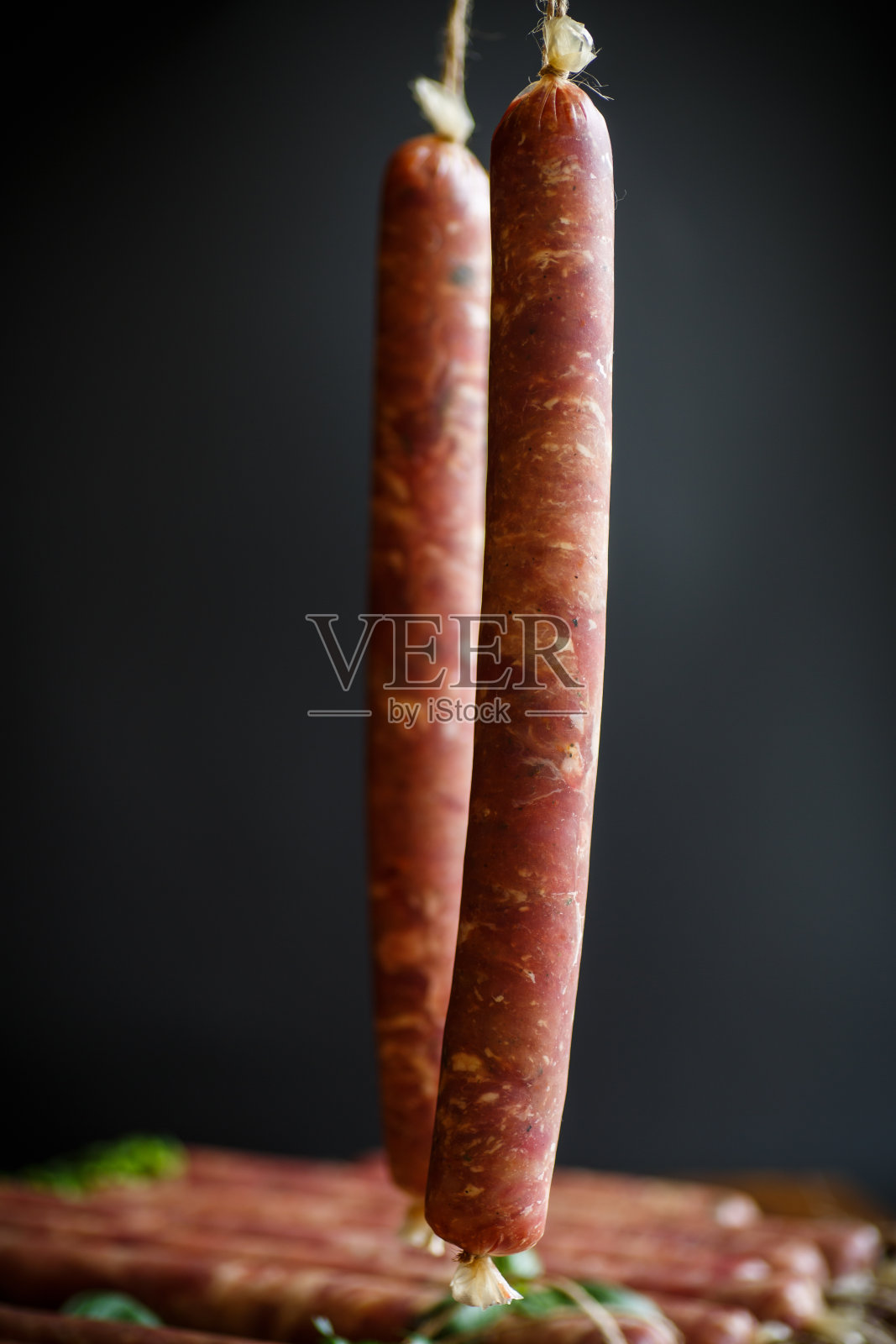 用天然肉自制的有机香肠照片摄影图片