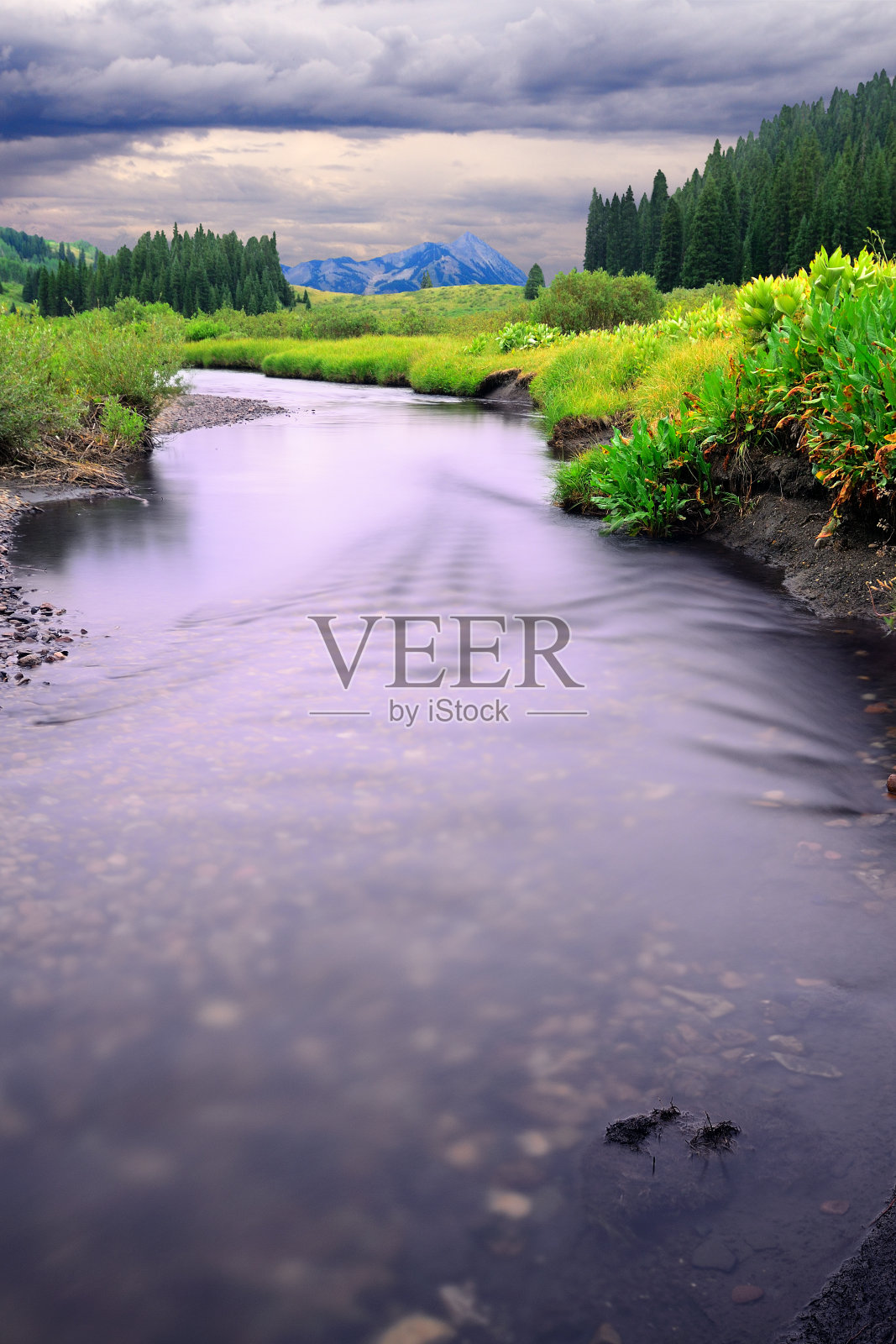 河流向它流去照片摄影图片