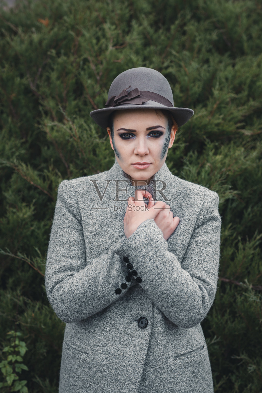 女孩把自己裹在外套里照片摄影图片