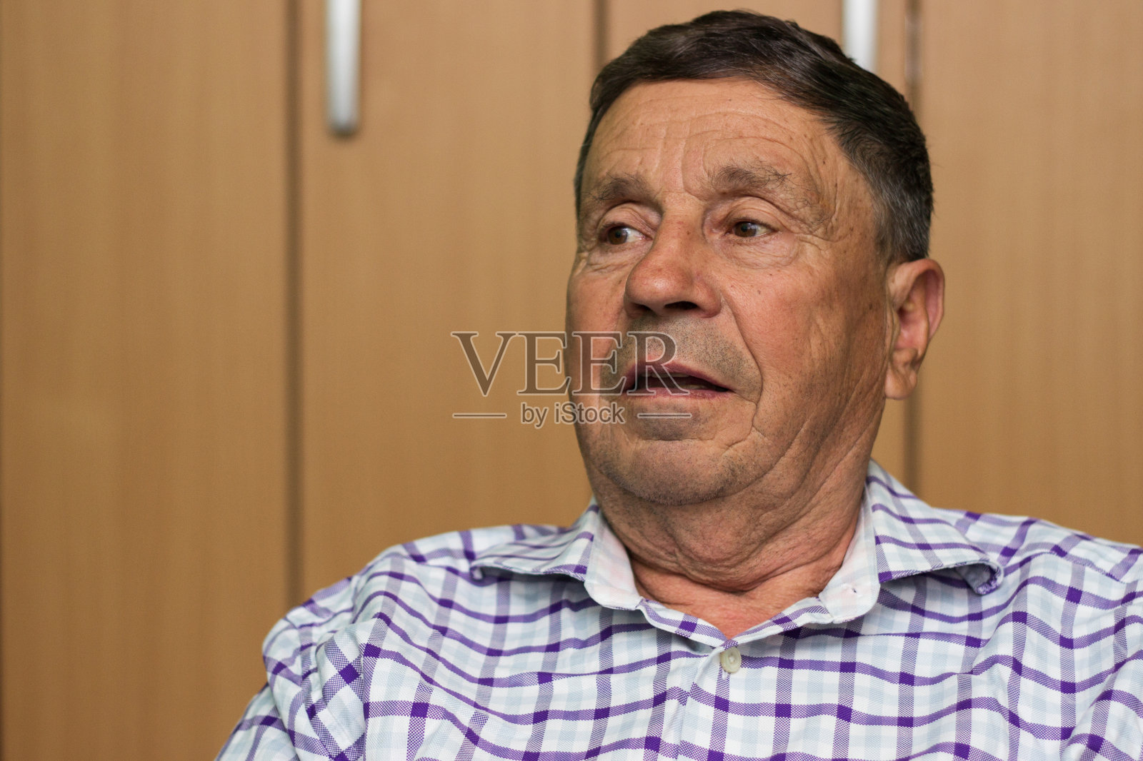 陷入沉思的老年男人照片摄影图片