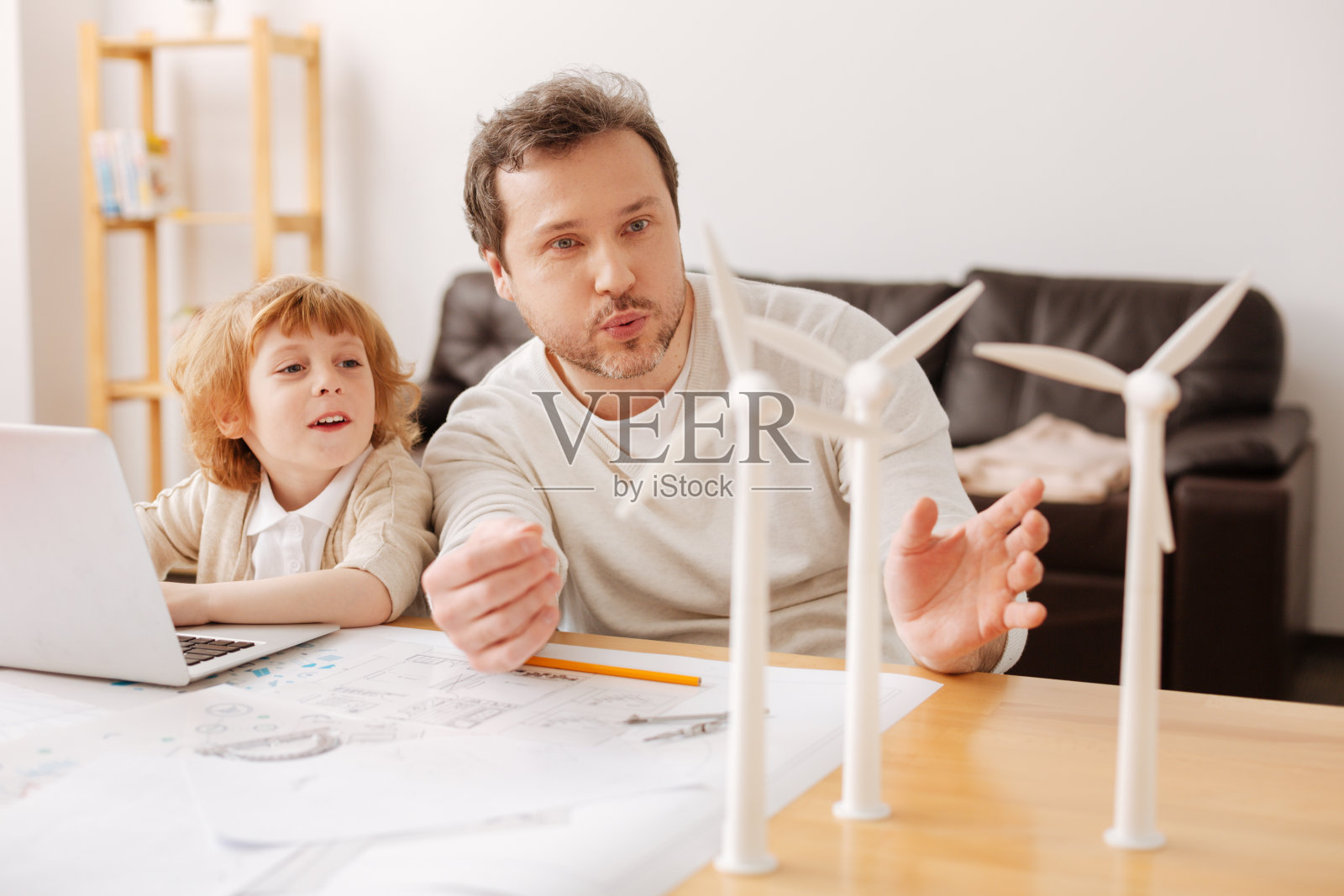 快乐的男人吹着风车照片摄影图片