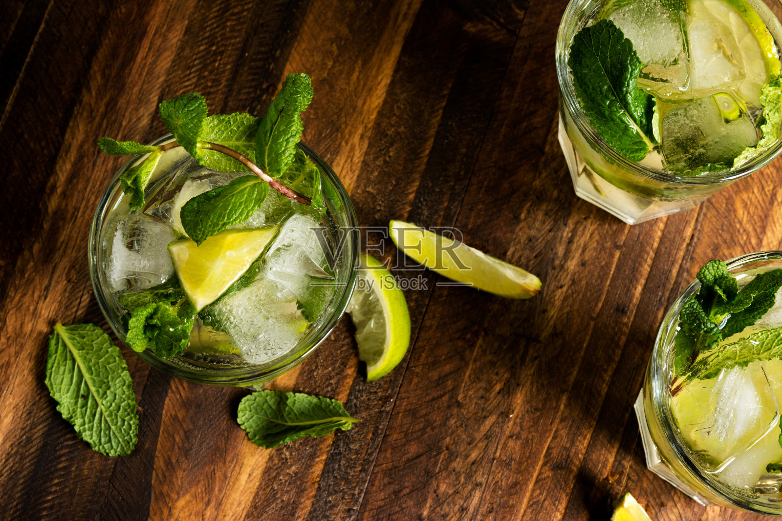 莫吉托鸡尾酒配朗姆酒、酸橙和苏打水照片摄影图片