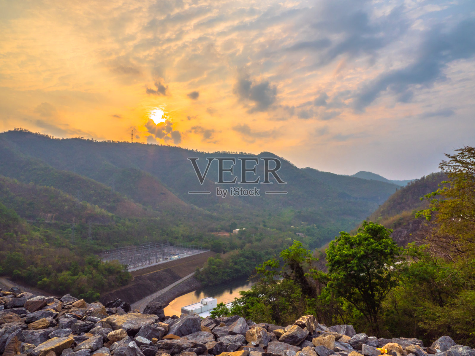 斯利那卡琳大坝的日出照片摄影图片