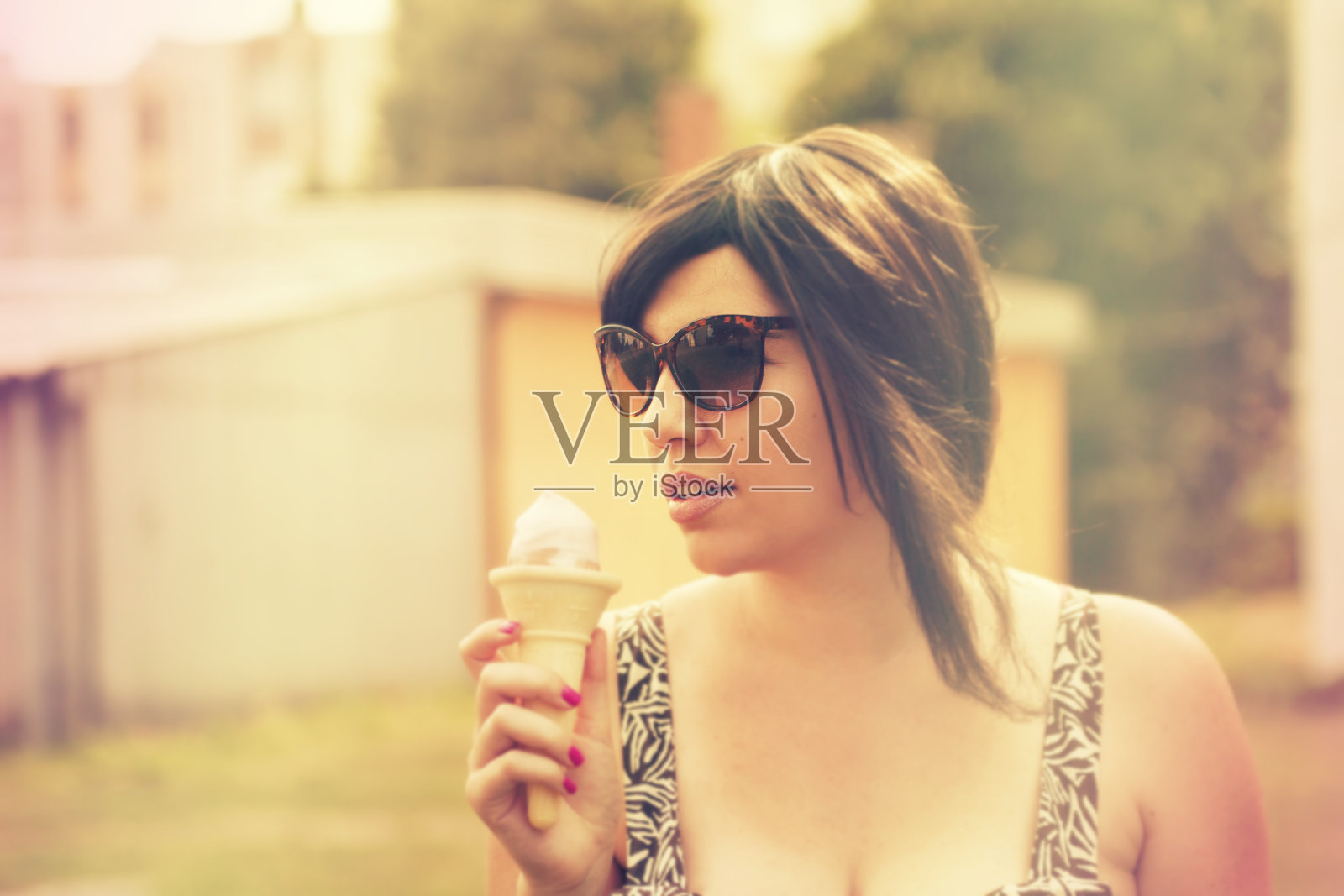 女人吃冰淇淋的经典照片照片摄影图片