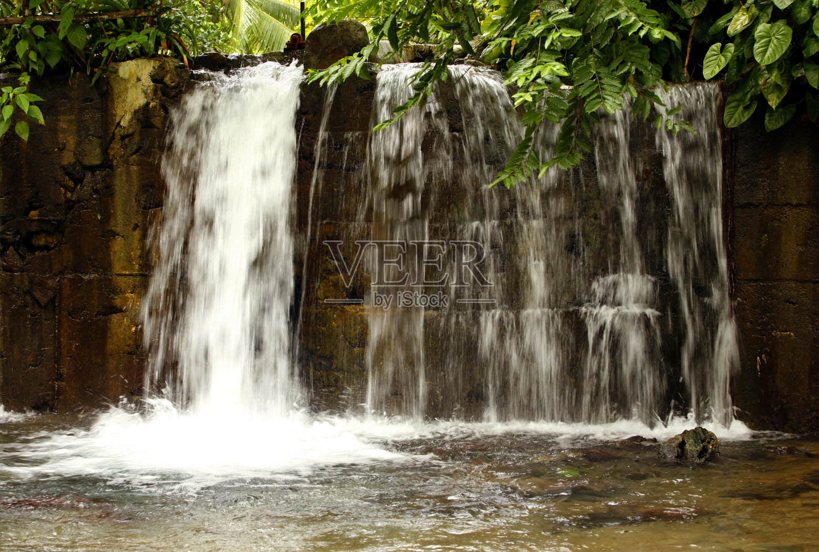 美丽的瀑布在野生森林，长时间暴露照片摄影图片