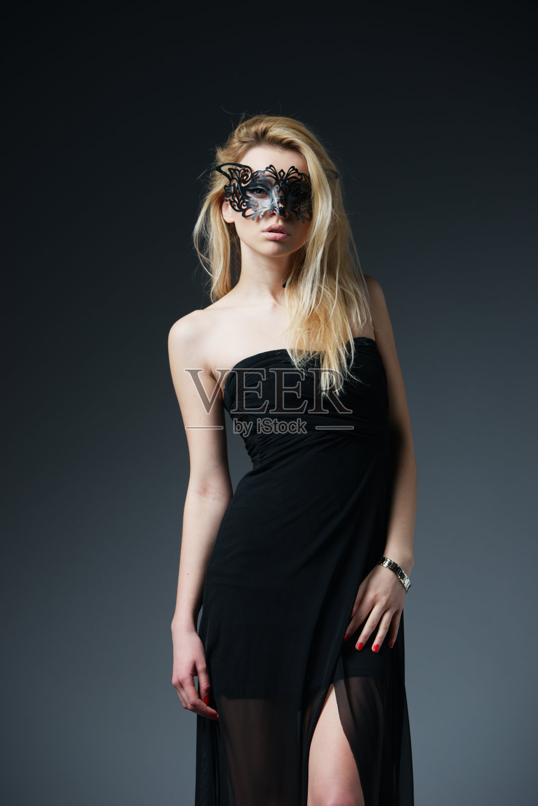 带着狂欢节面具的金发美女照片摄影图片