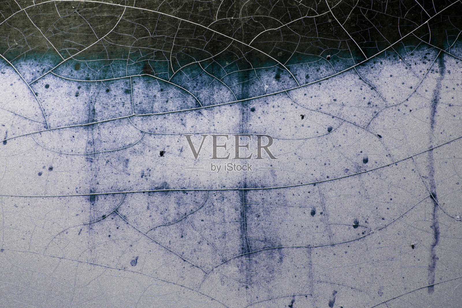 生锈的铁底纹上的油漆开裂照片摄影图片