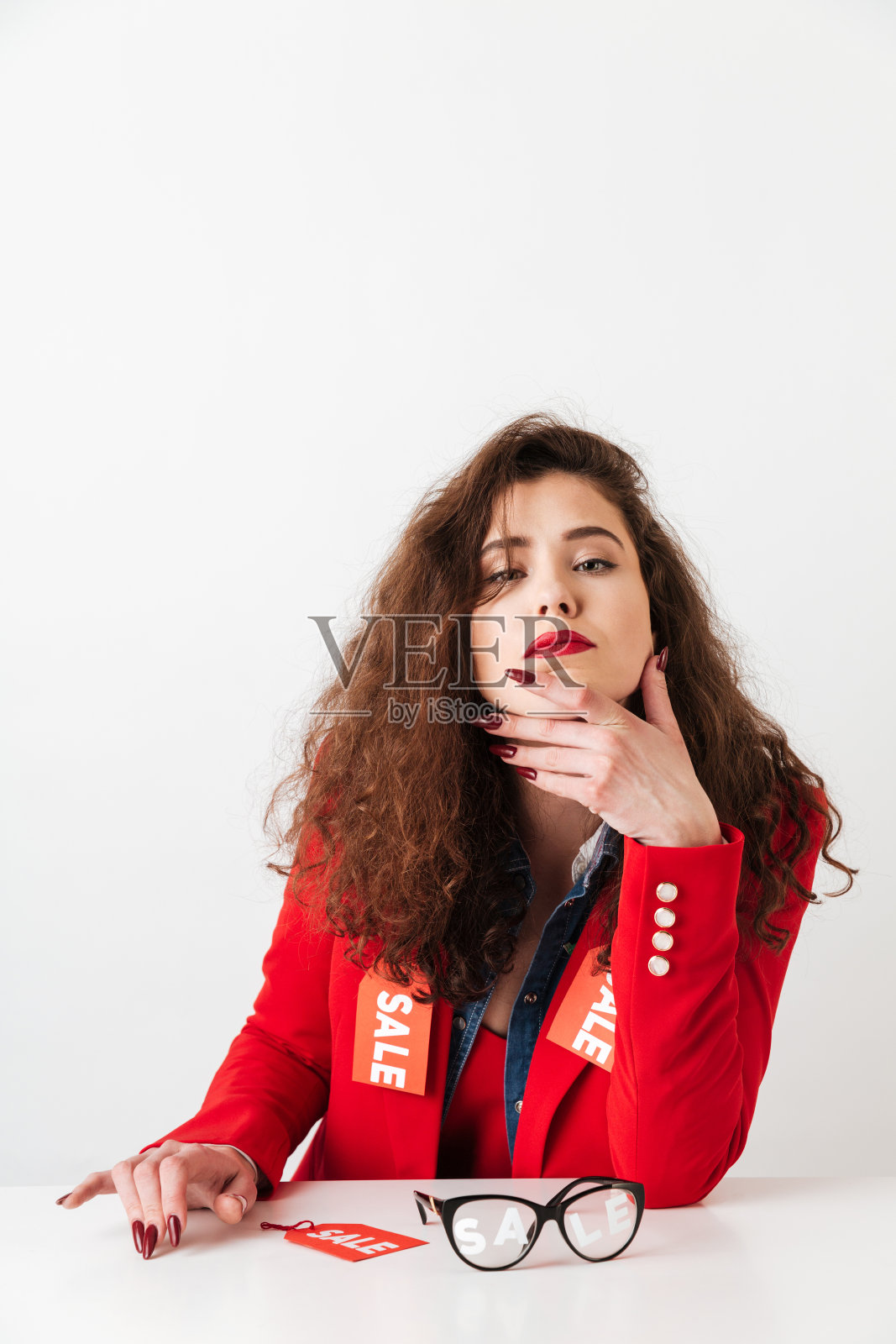 想知道穿着印有促销标志的衣服的现代女人照片摄影图片