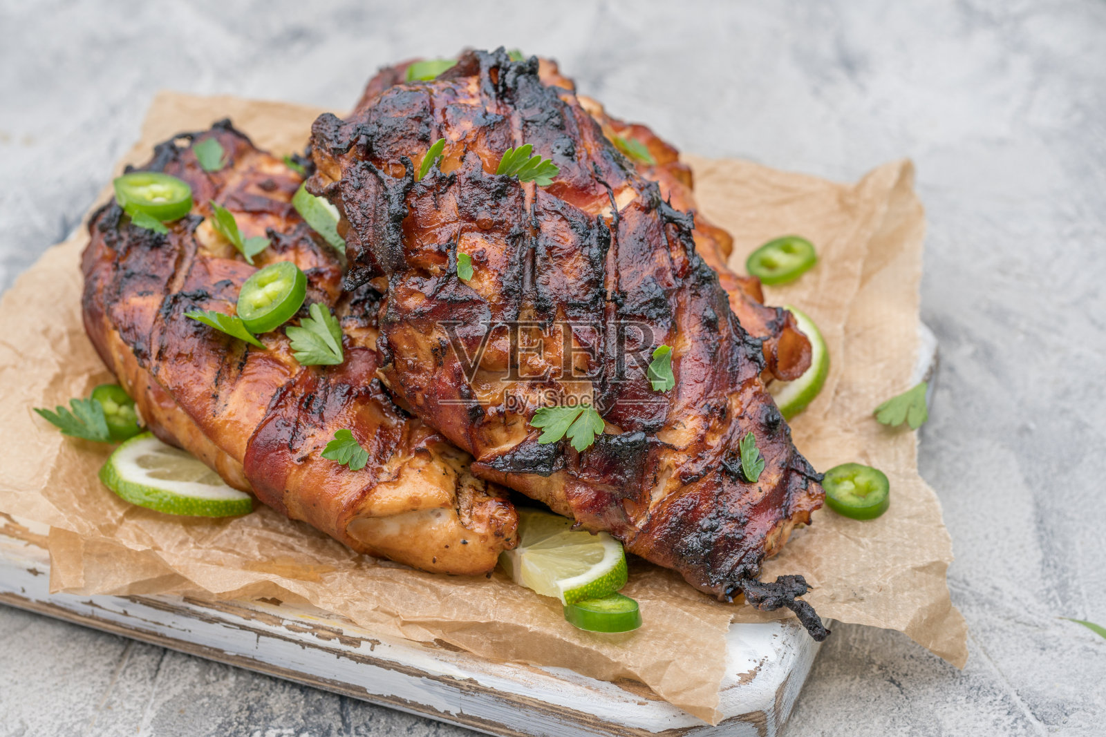 熏肉卷烤鸡胸肉照片摄影图片