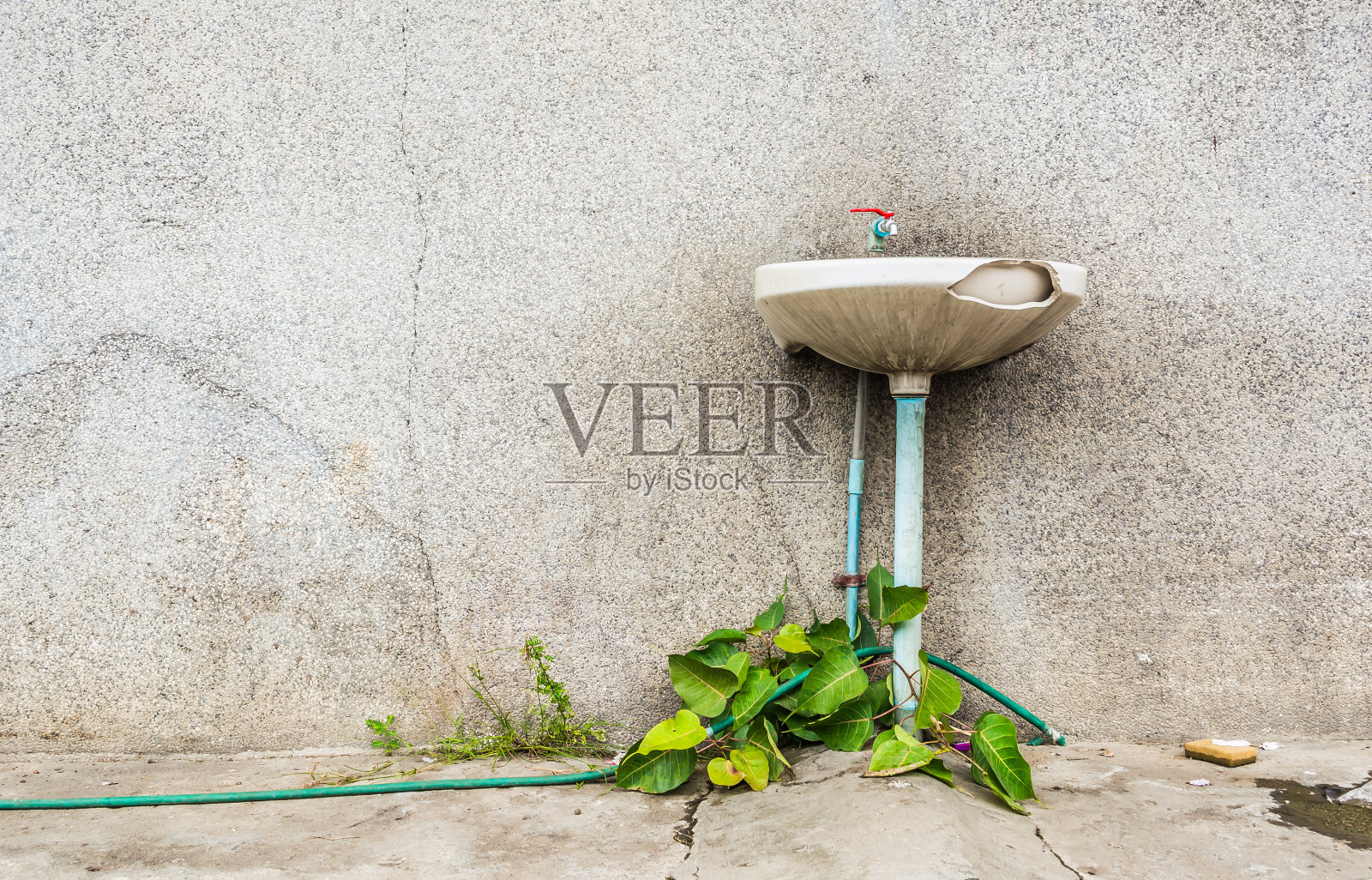 又脏又旧的浴室里的水槽漏水照片摄影图片