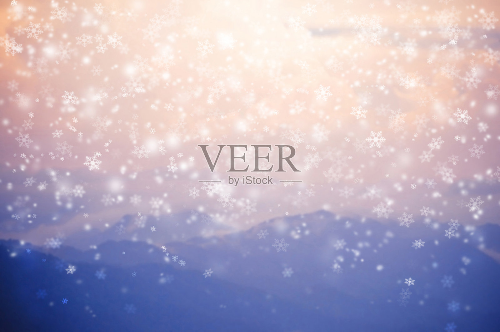 模糊的背景雪花落在蓝山。照片摄影图片