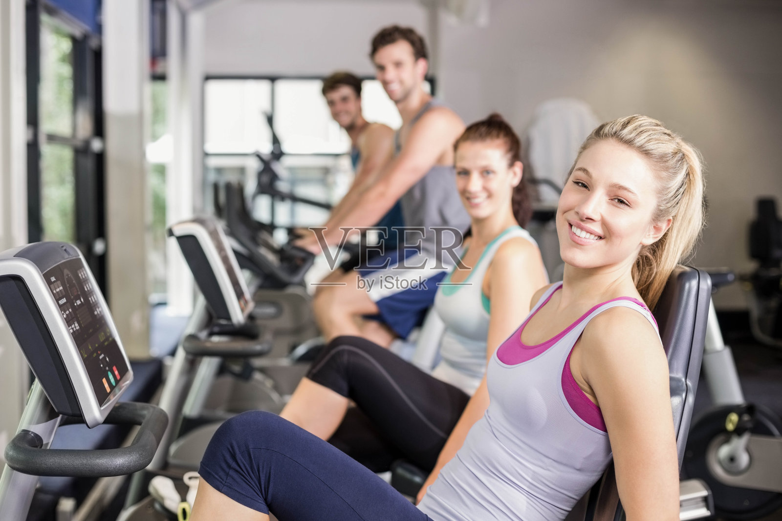 健康的人在做自行车运动照片摄影图片