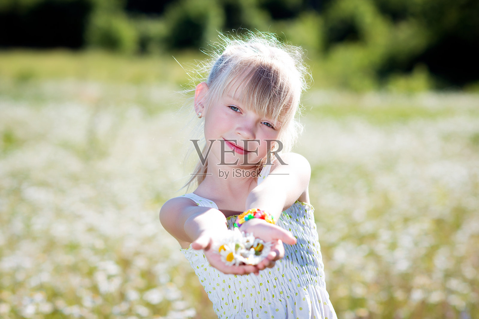 一个美丽女孩的自然肖像。照片摄影图片