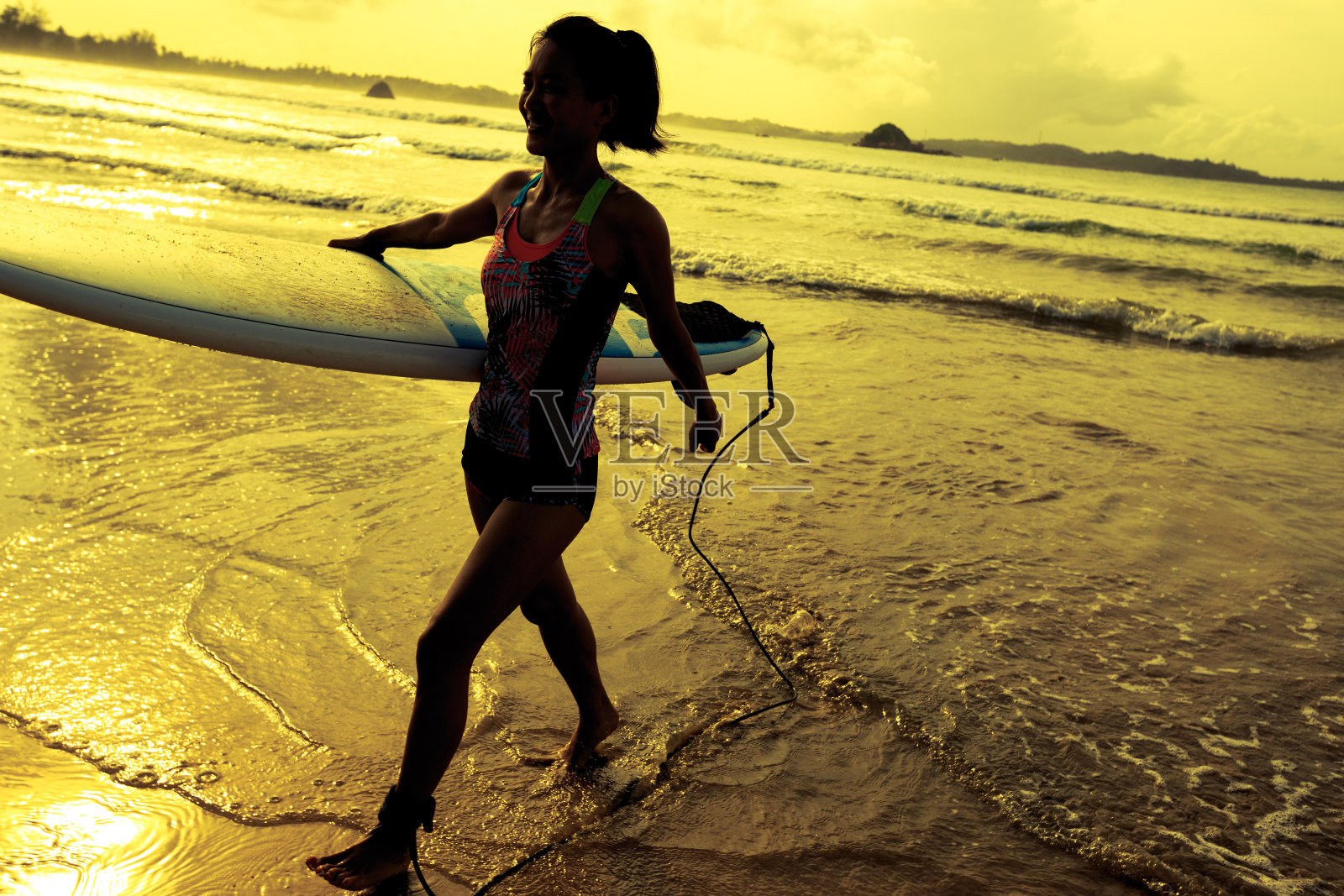 年轻女子冲浪者与冲浪板准备冲浪照片摄影图片