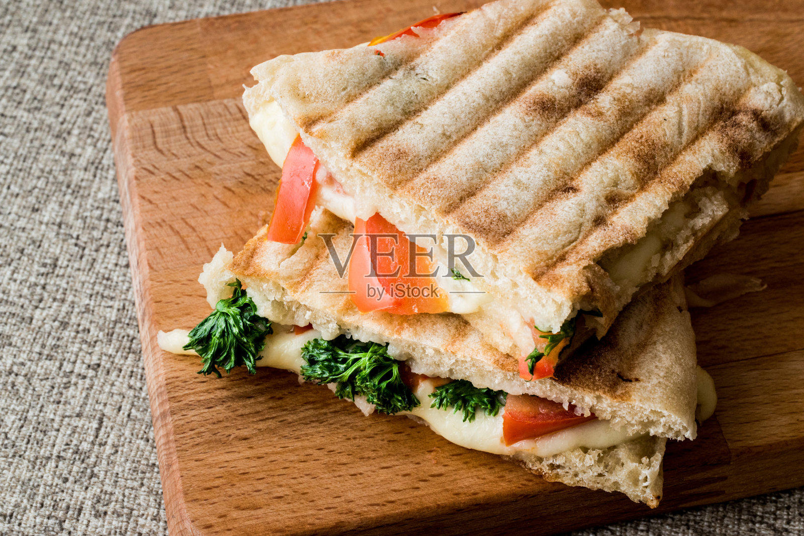 土耳其巴兹拉玛吐司/吐司三明治与融化的奶酪，番茄和莳萝。照片摄影图片