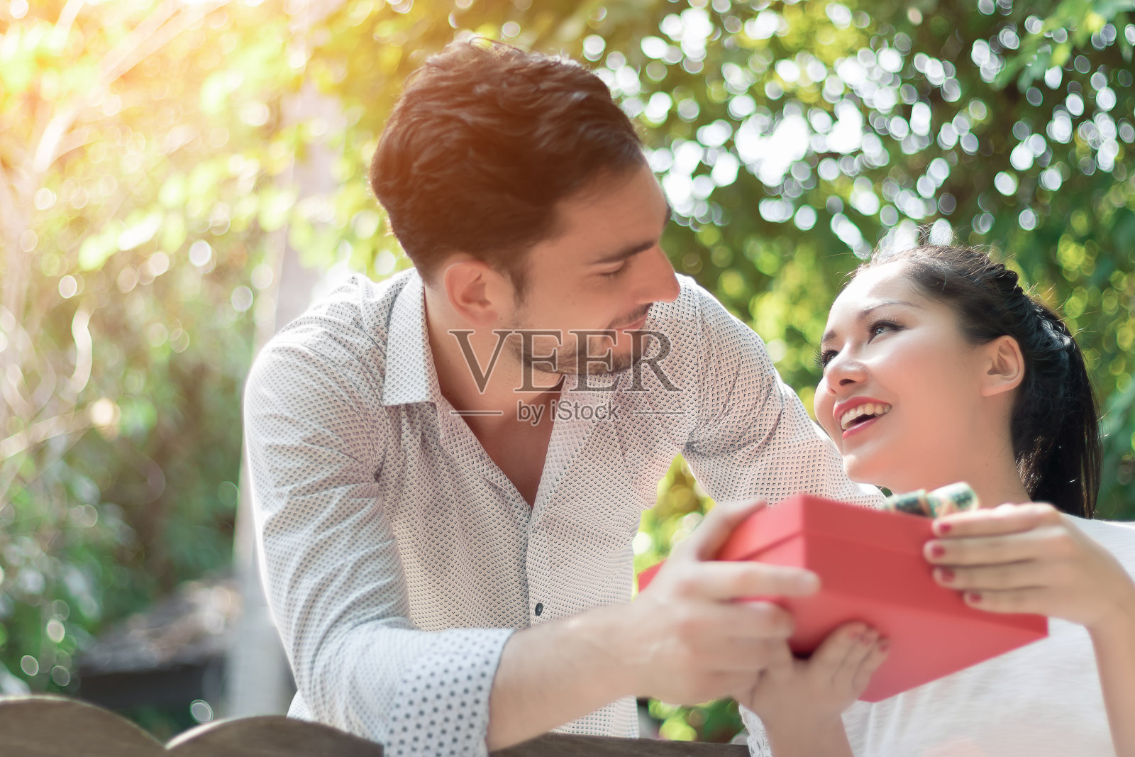 情侣互赠礼物照片摄影图片