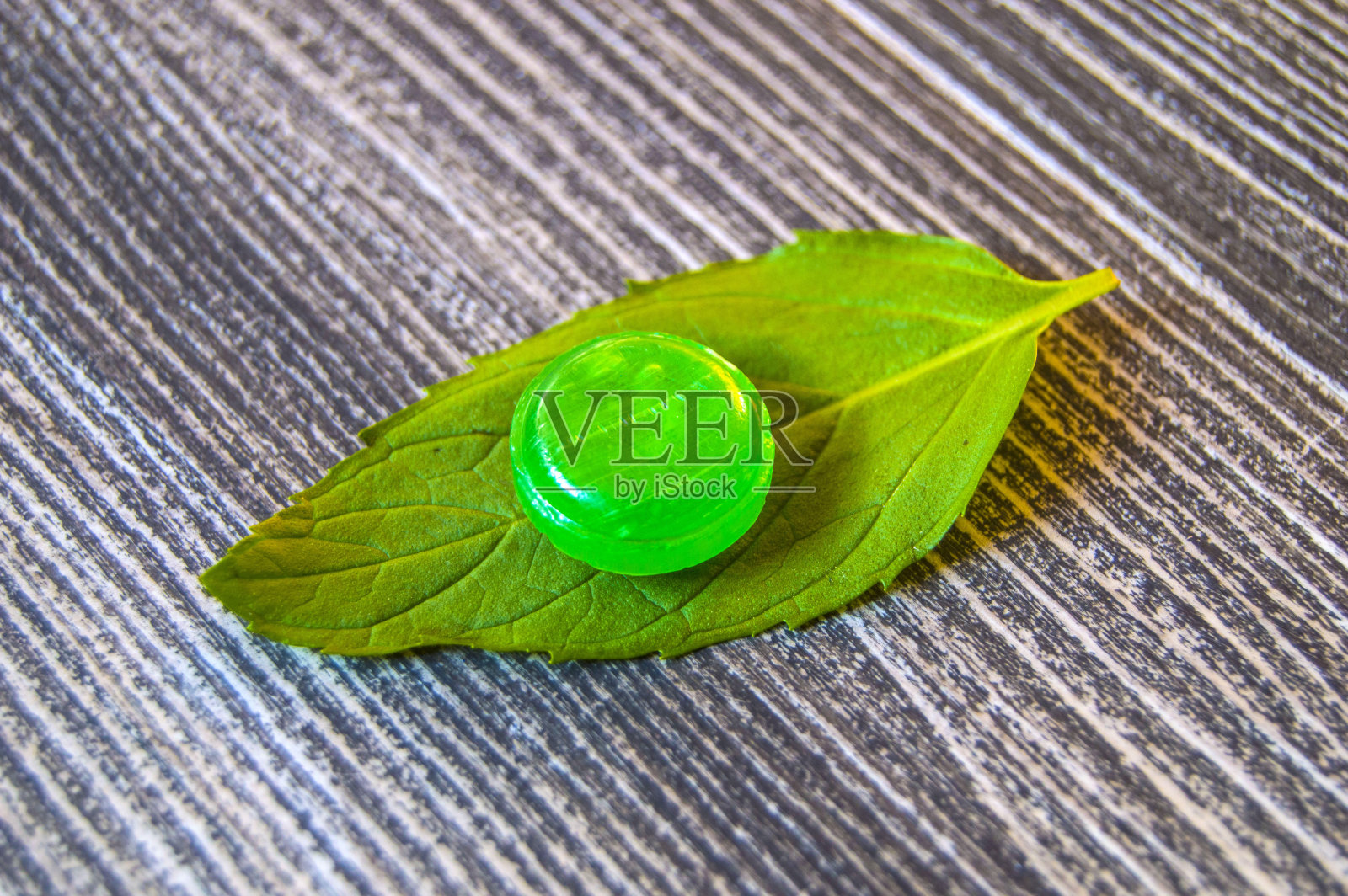 薄荷糖，薄荷味小糖果，薄荷味糖冷却，薄荷糖恶心，绿色薄荷和薄荷味糖概念照片摄影图片