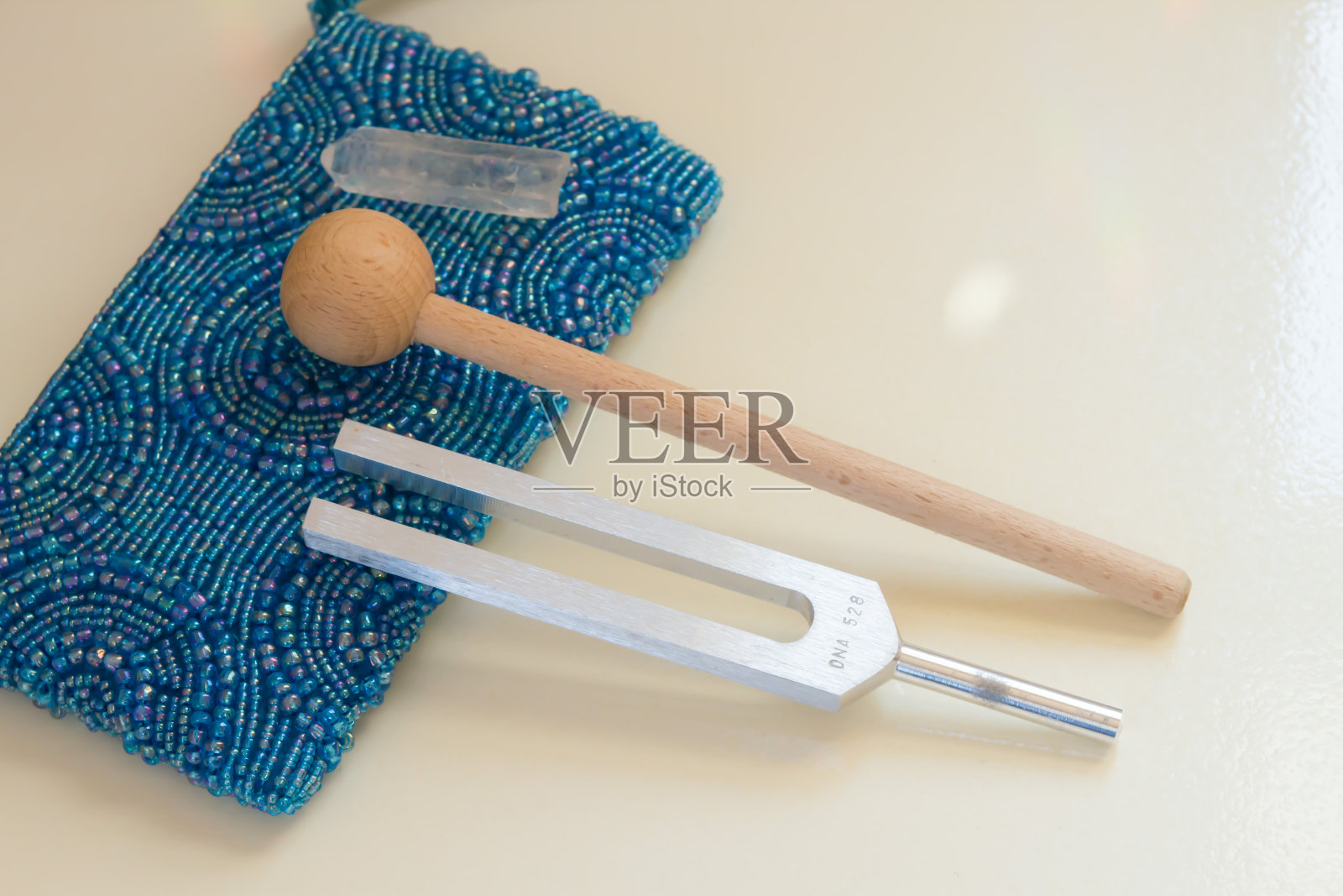 音叉和水晶在桌子上。照片摄影图片