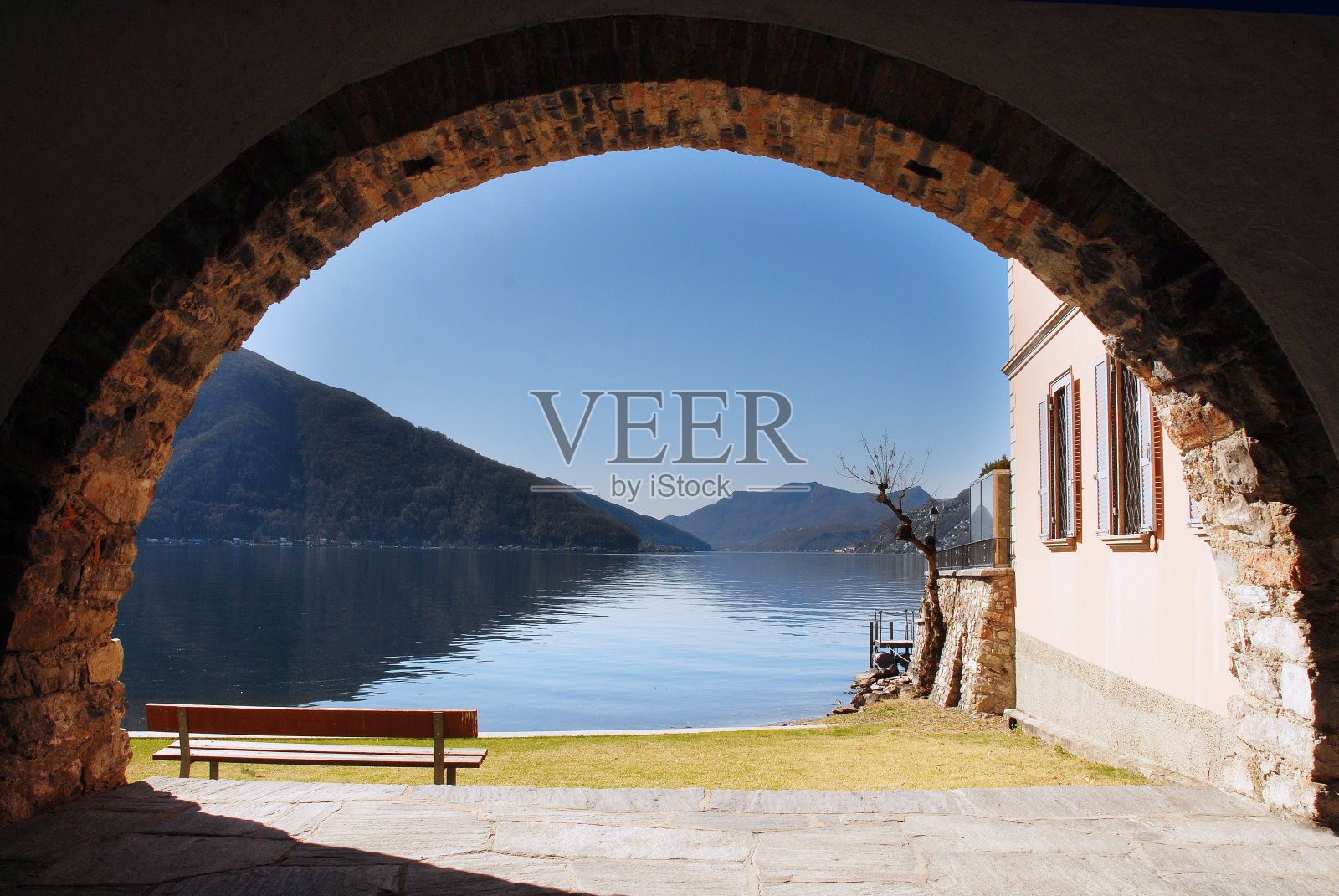 从拱门看湖景照片摄影图片