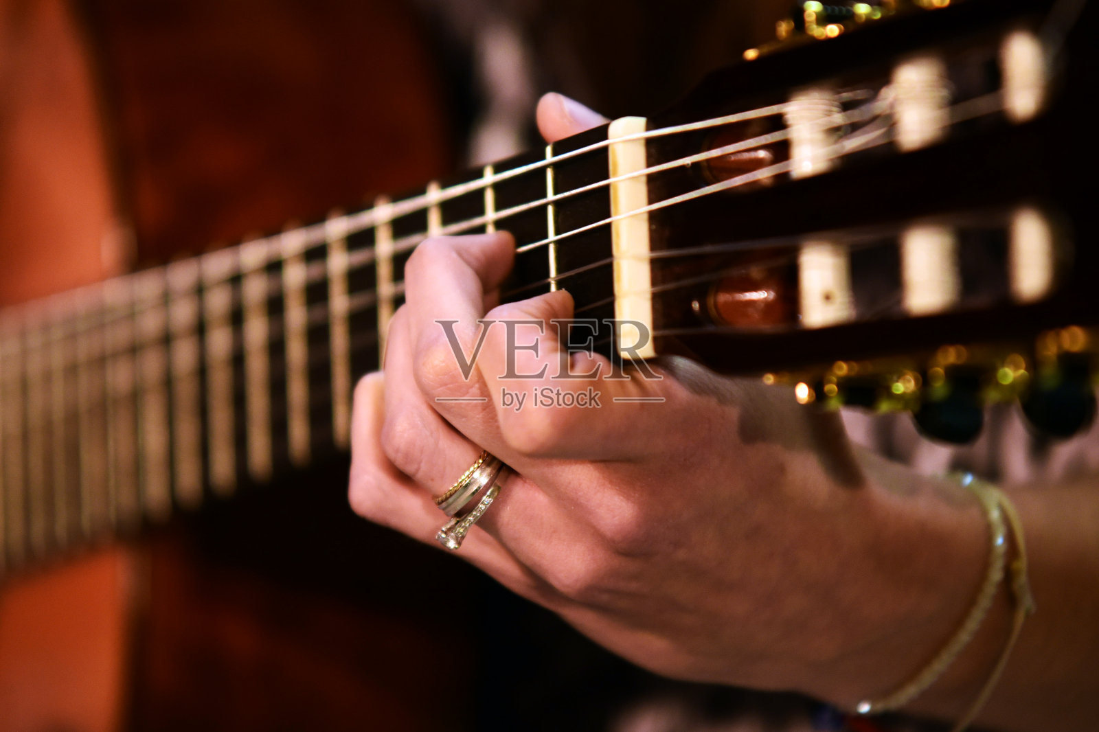 近距离的女性吉他手照片摄影图片