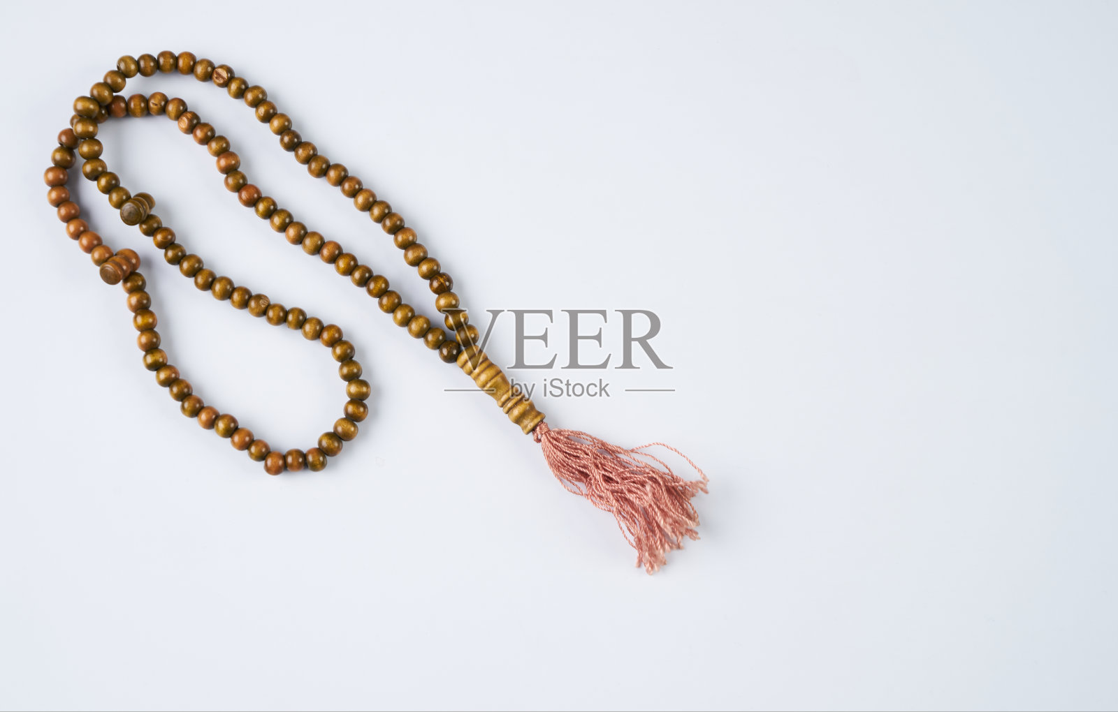 穆斯林木制念珠孤立在白色背景与复制空间。照片摄影图片