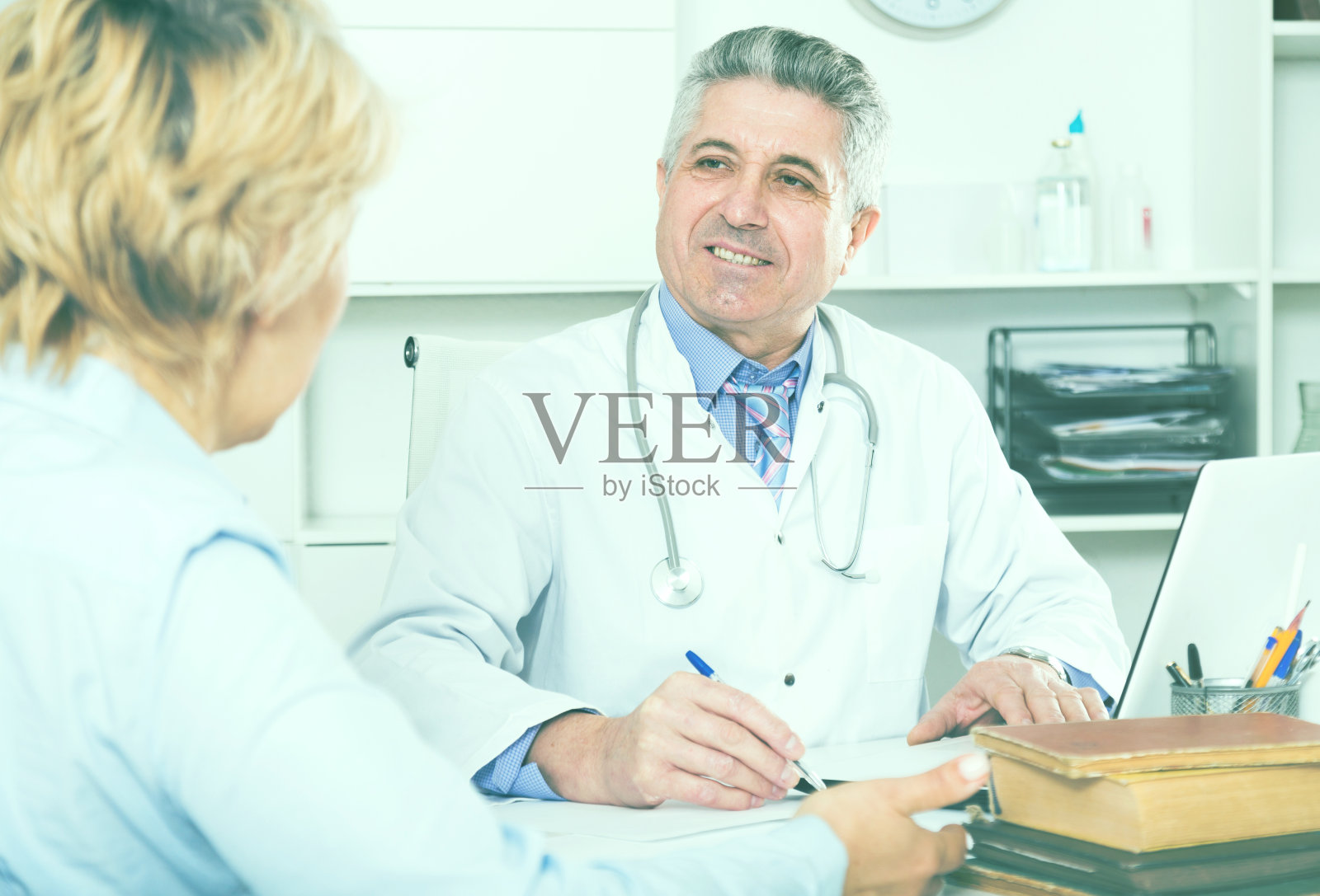 医学培训教授同事照片摄影图片