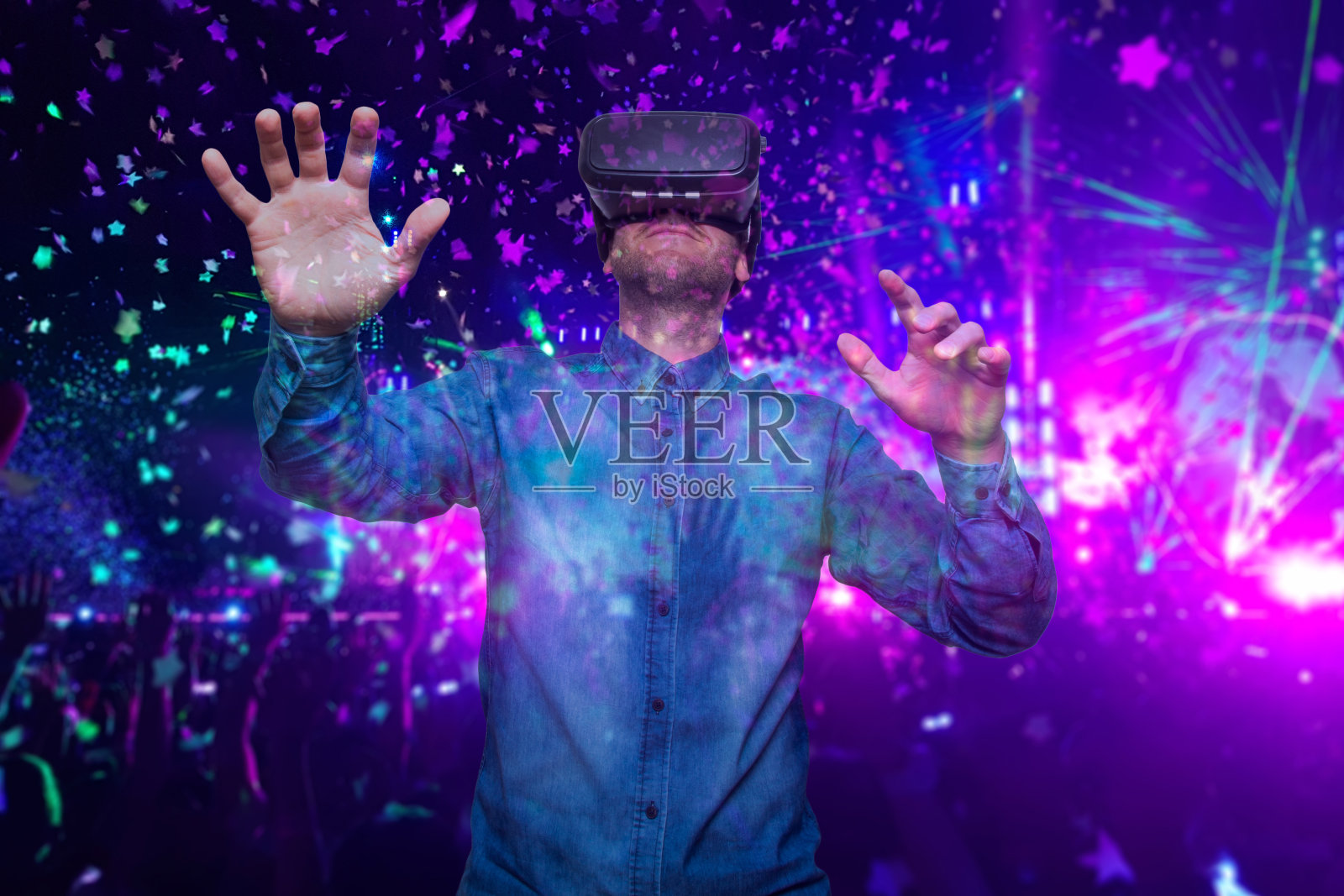 戴着VR眼镜的络腮胡年轻男人特写。使用VR头显的智能手机。横向，模糊。音乐会背景照片摄影图片