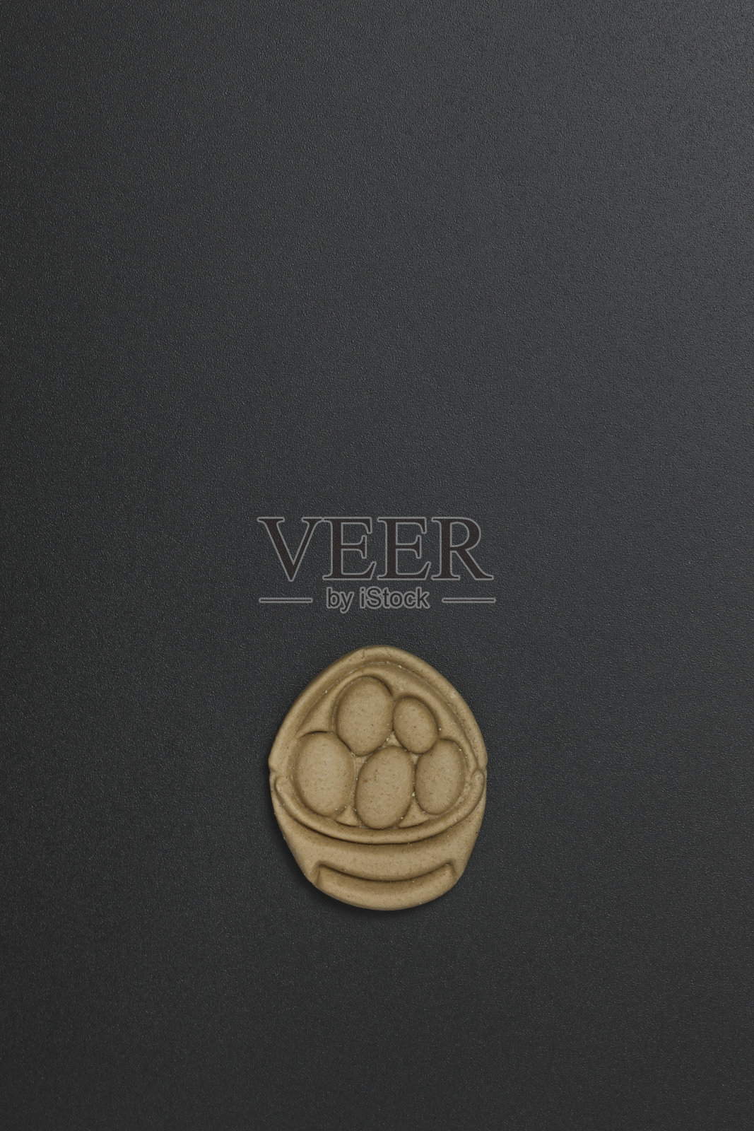 黑色背景上的狗饼干照片摄影图片