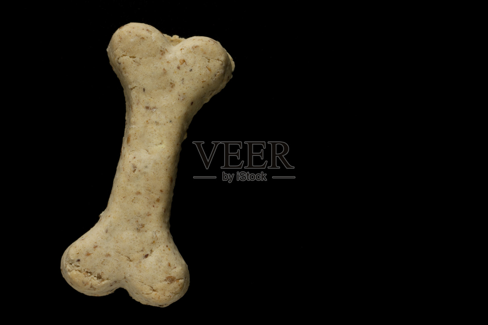 黑色背景上的狗饼干照片摄影图片