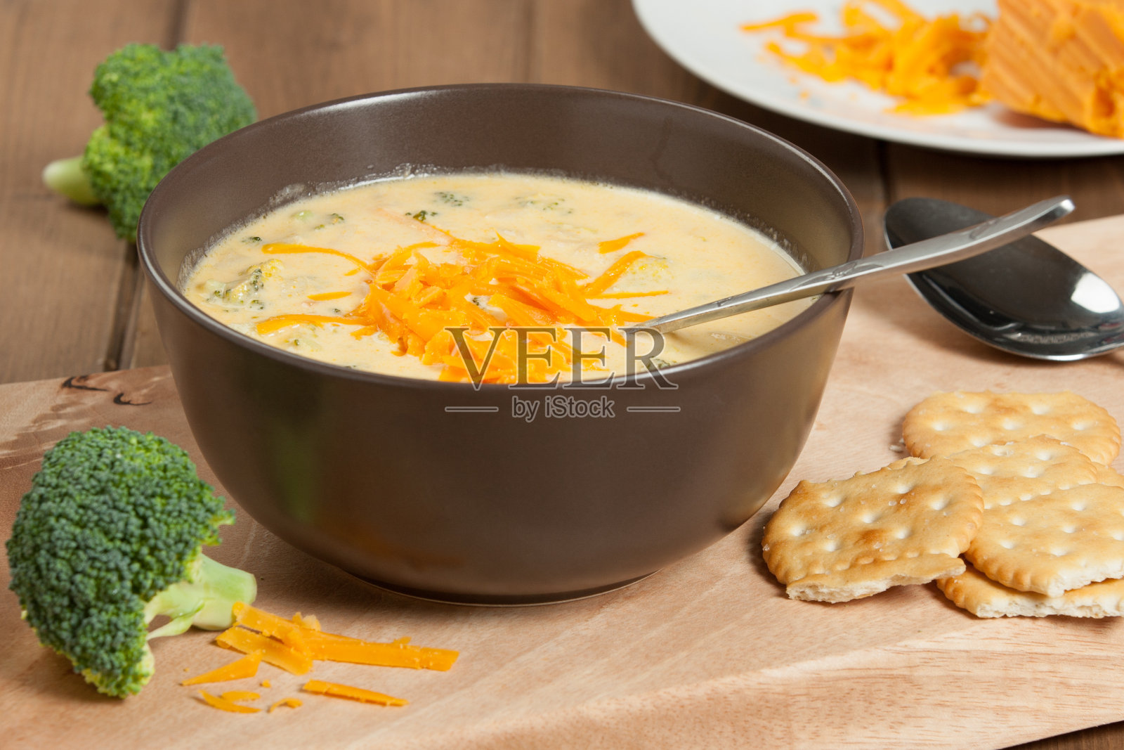 奶油红莱斯特西兰花芝士汤。照片摄影图片