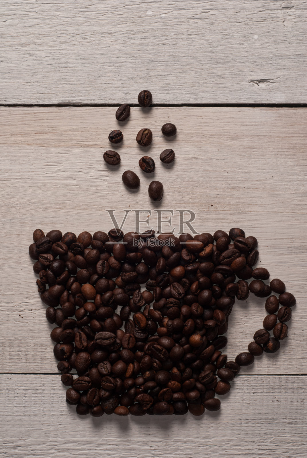 一杯用咖啡豆做的咖啡。照片摄影图片