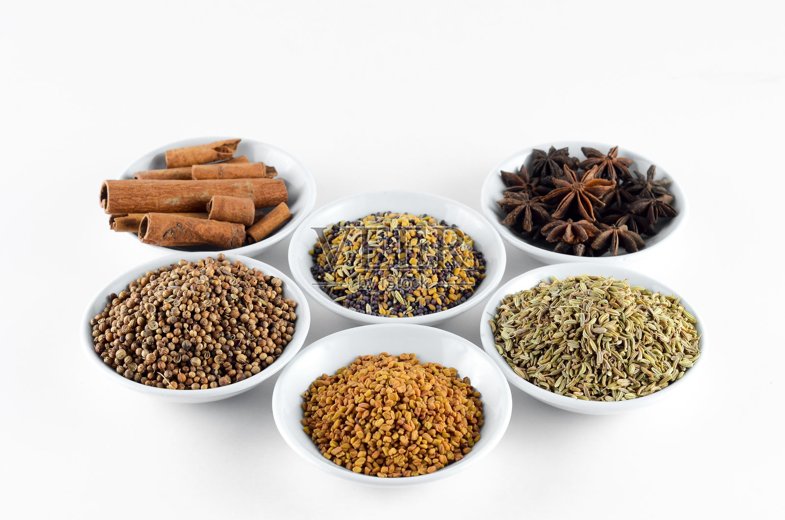 混合香料在碗中白色背景照片摄影图片