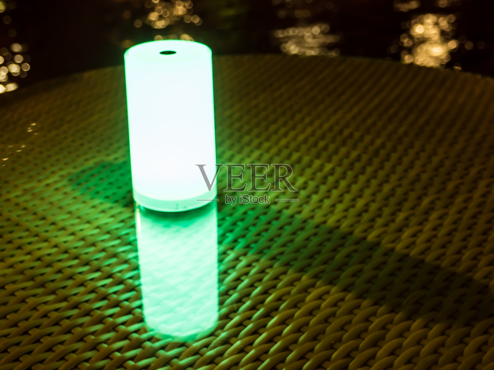 桌子上有盏灯。照片摄影图片